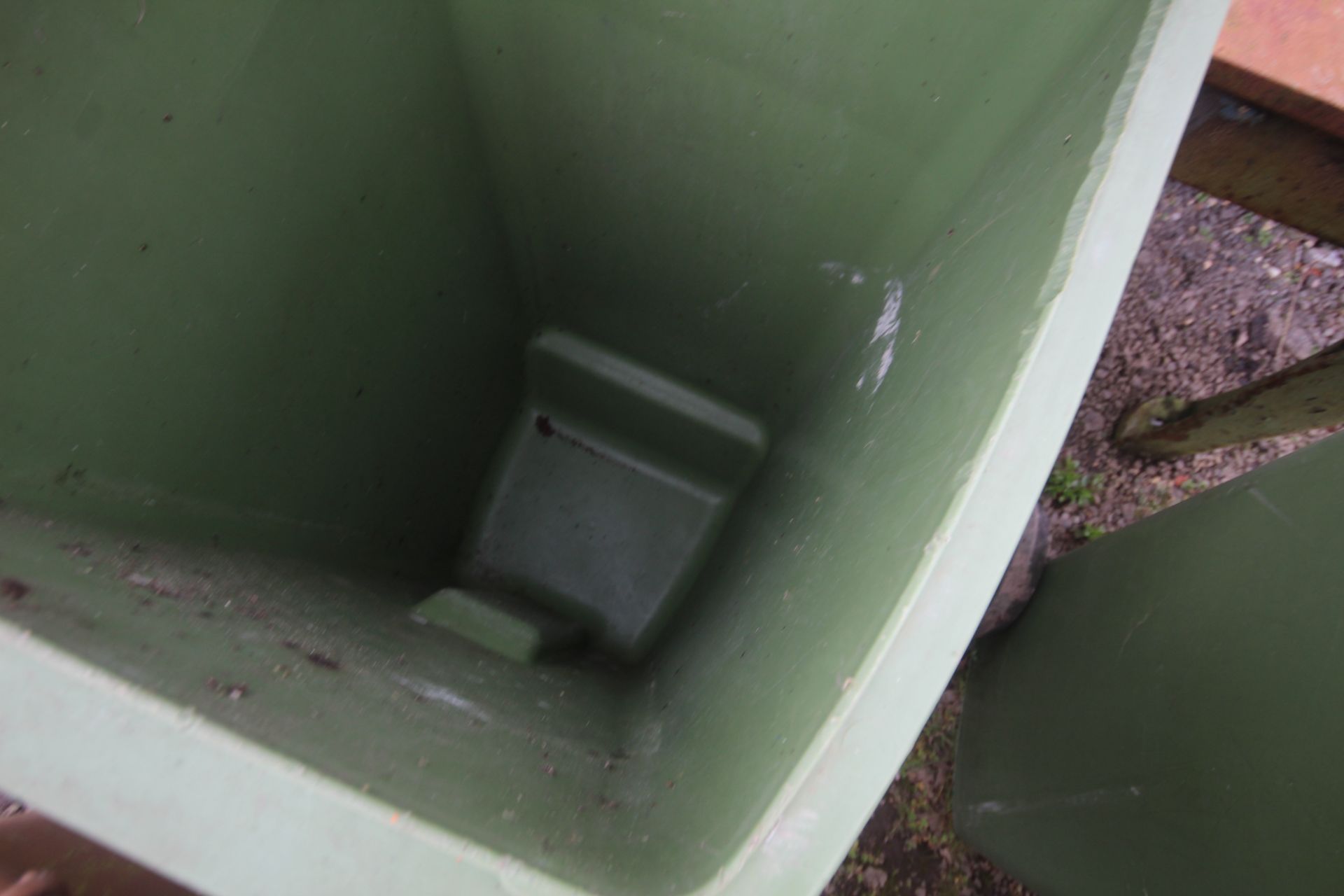 Green and brown wheelie bins. - Bild 4 aus 4