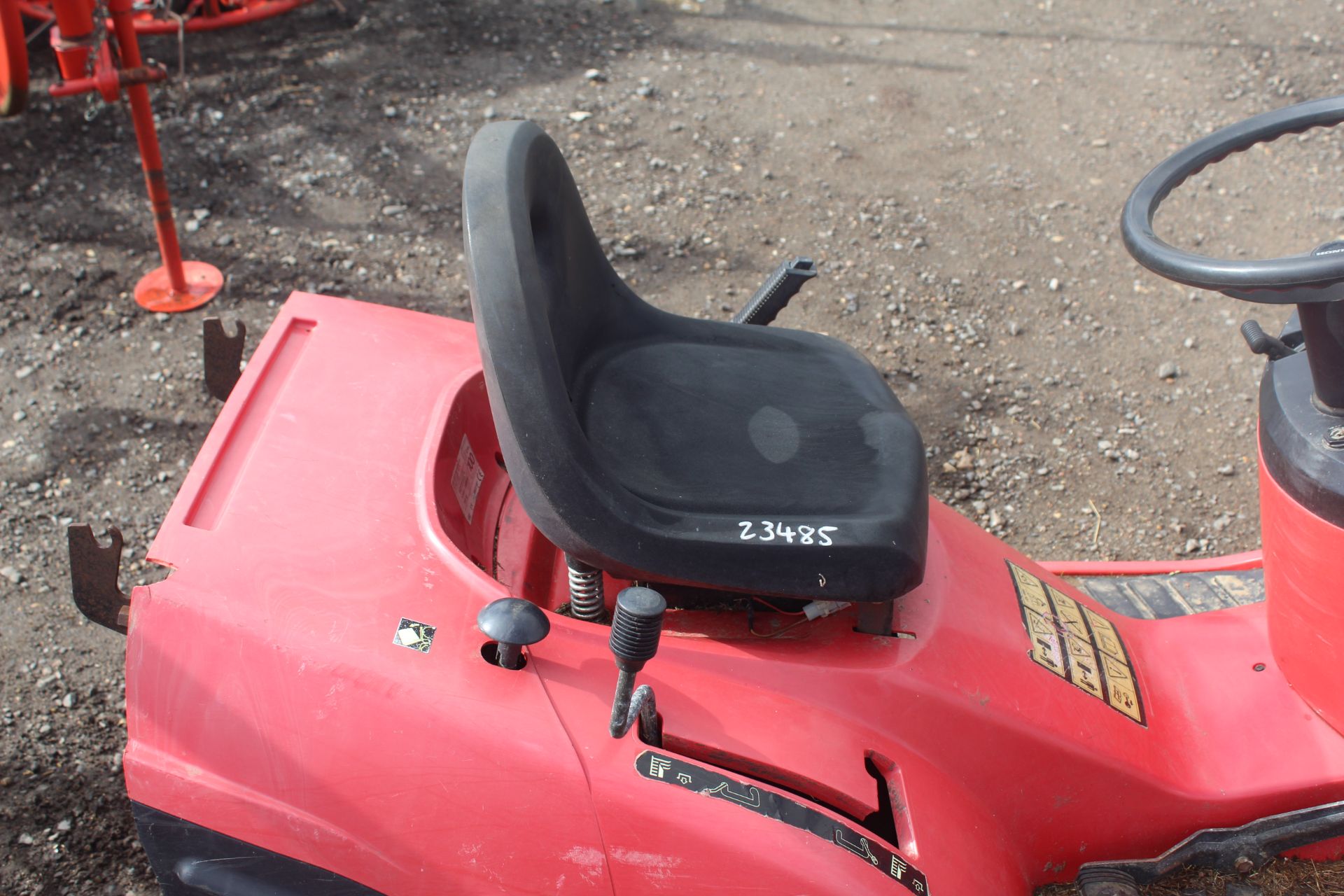 Honda Hydrostatic 2113 ride on mower. For spares or repair. Key held. - Image 10 of 20