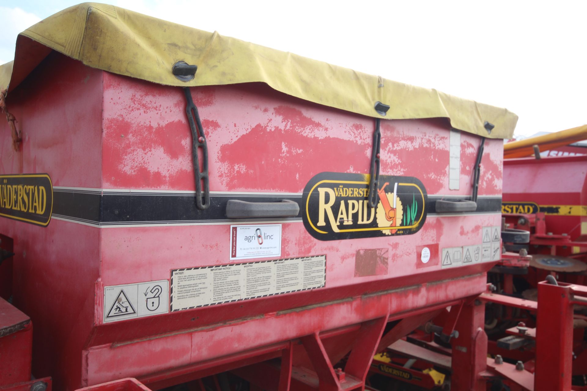 Vaderstad Rapid 400F 4m drill. Comprising rigid tines, two rows of disc coulters, tyre packer, - Image 29 of 38