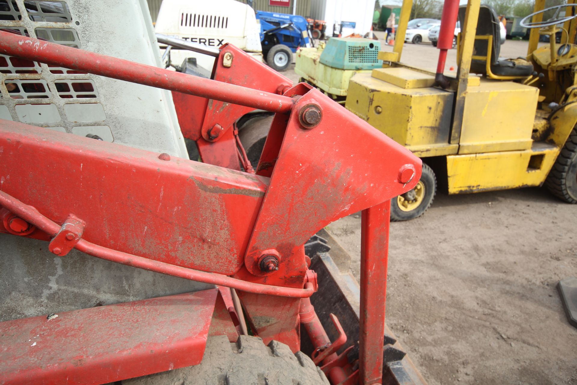 Gehl 3610 skid steer loader. With pallet tines and bucket. Key held. - Image 9 of 35