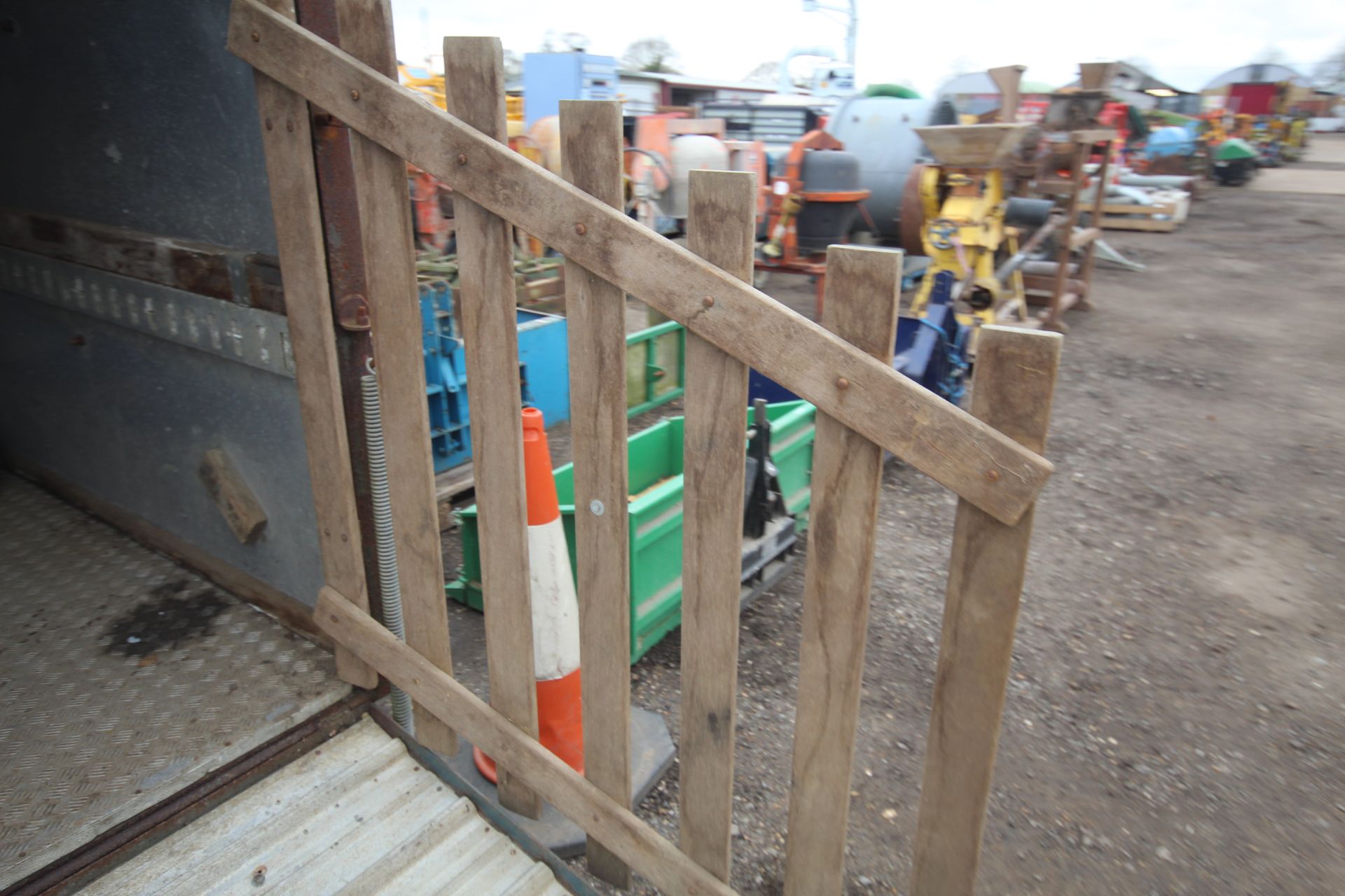 Twin axle livestock trailer. - Image 25 of 38