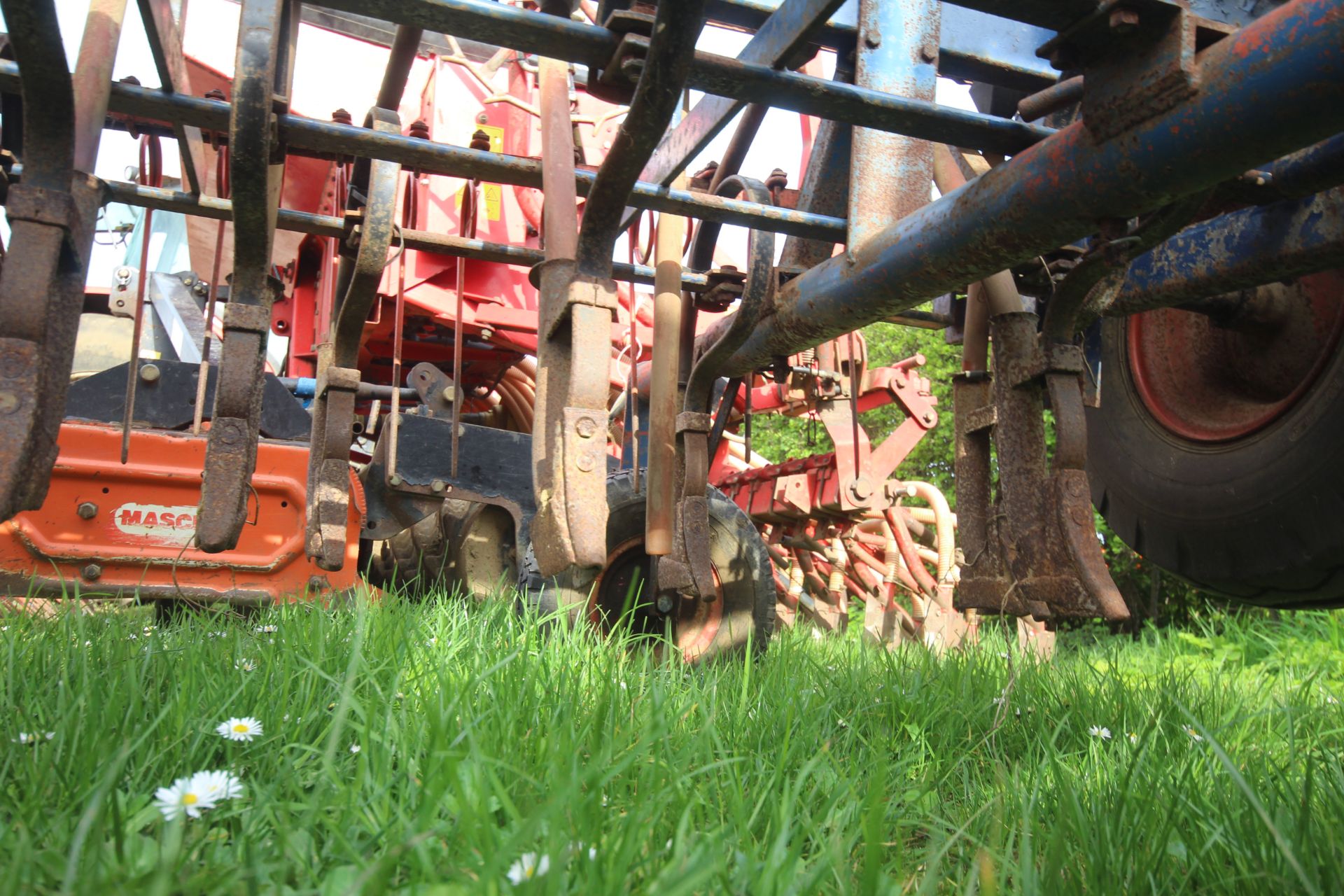 Nordsten 3m spring tine drill. Previously used for maize. Manual held. V - Image 33 of 56