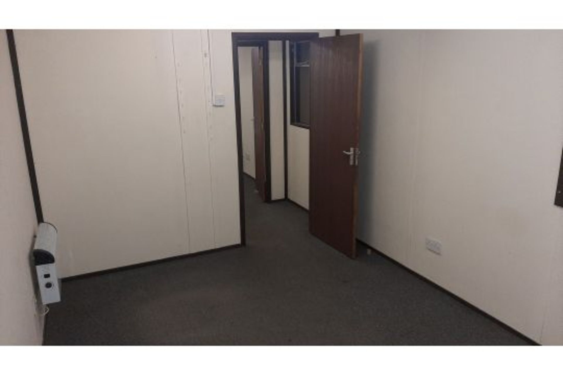 10ft x 32ft jack leg cabin. With two 10ftx 14ft rooms and hall. Used as office inside building. - Bild 13 aus 18