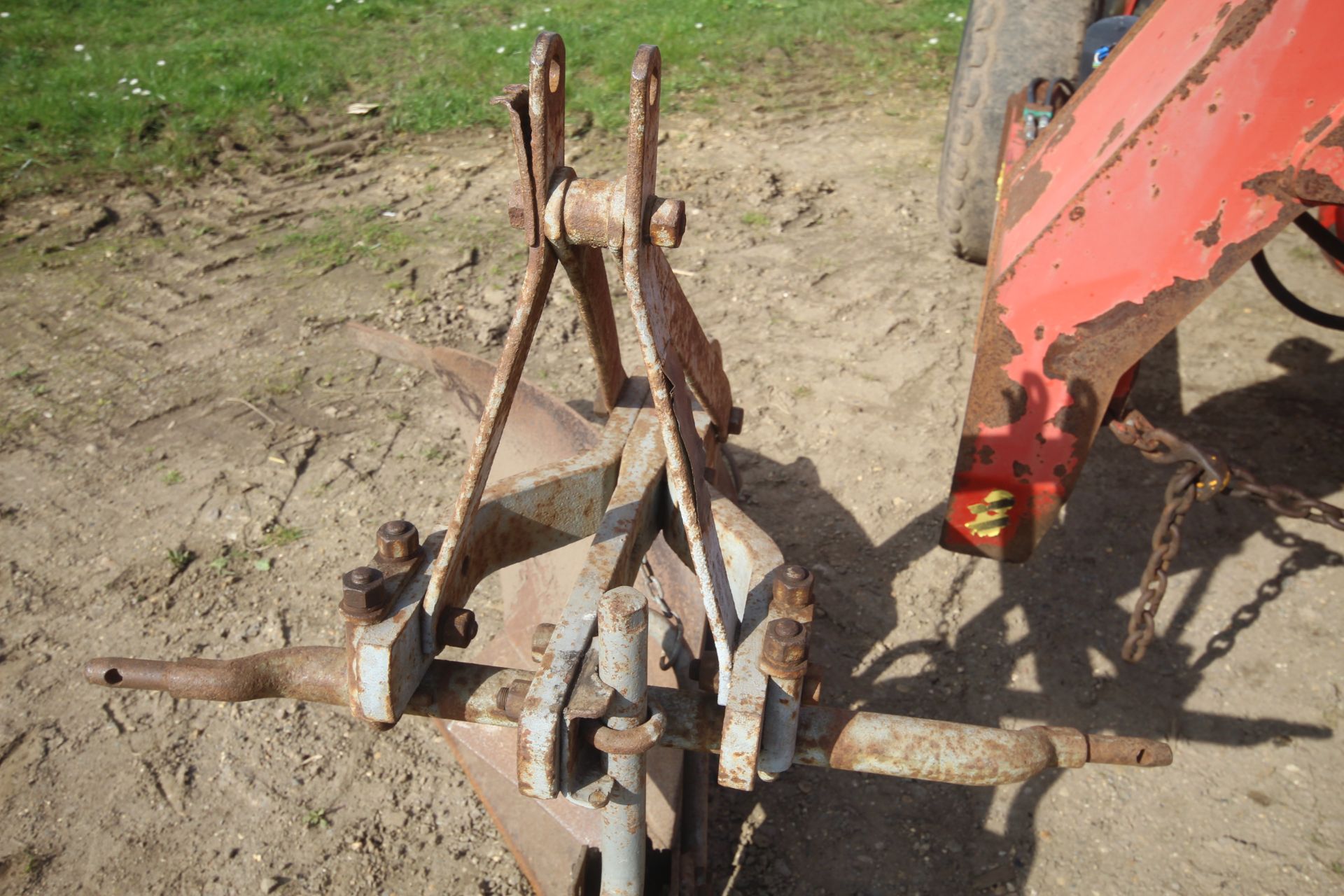 Ferguson 16-AE-28 single furrow plough. Badged. Complete with disc and skimmer. - Bild 2 aus 8