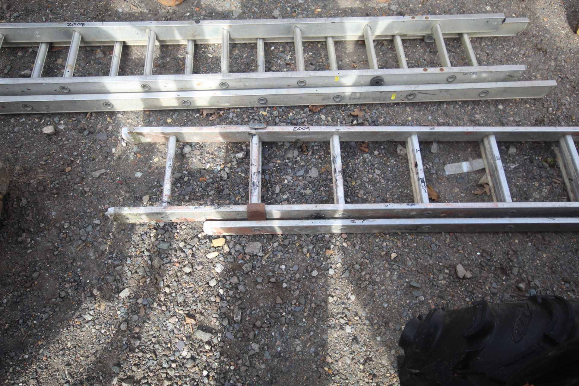 Extending aluminium ladder. - Image 2 of 5