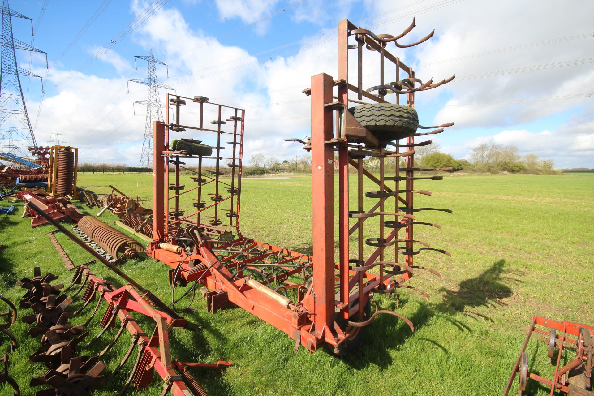 Large set of hydraulic folding spring tines. Owned from new. From a local Deceased estate. - Bild 4 aus 17