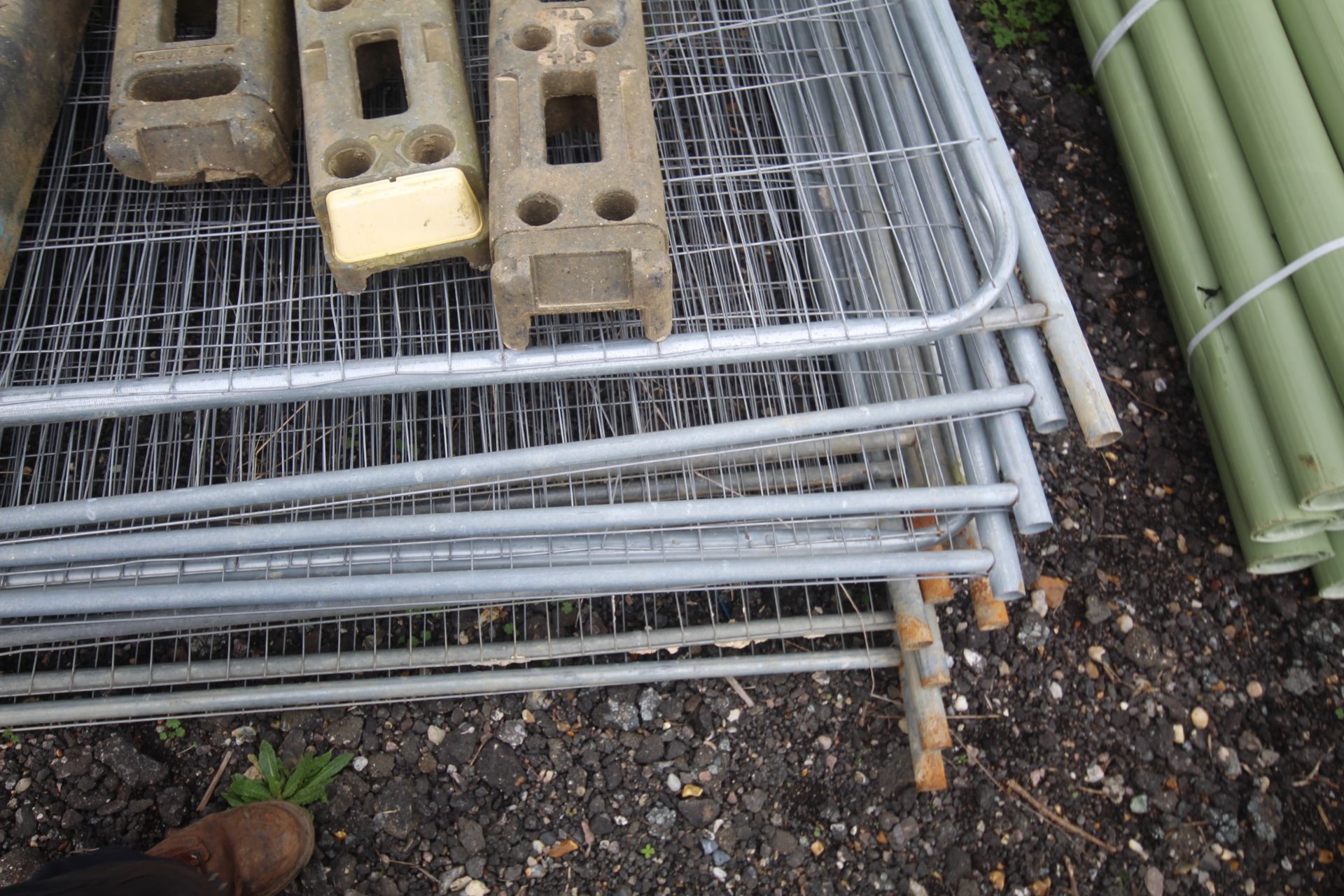 Quantity of Heras fence panels, clips and feet. - Image 6 of 8
