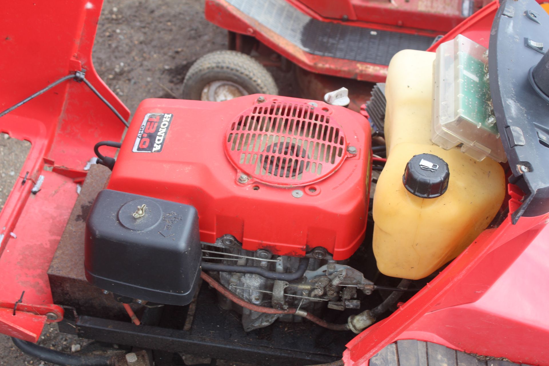 Honda Hydrostatic 2113 ride on mower. For spares or repair. Key held. - Image 17 of 20