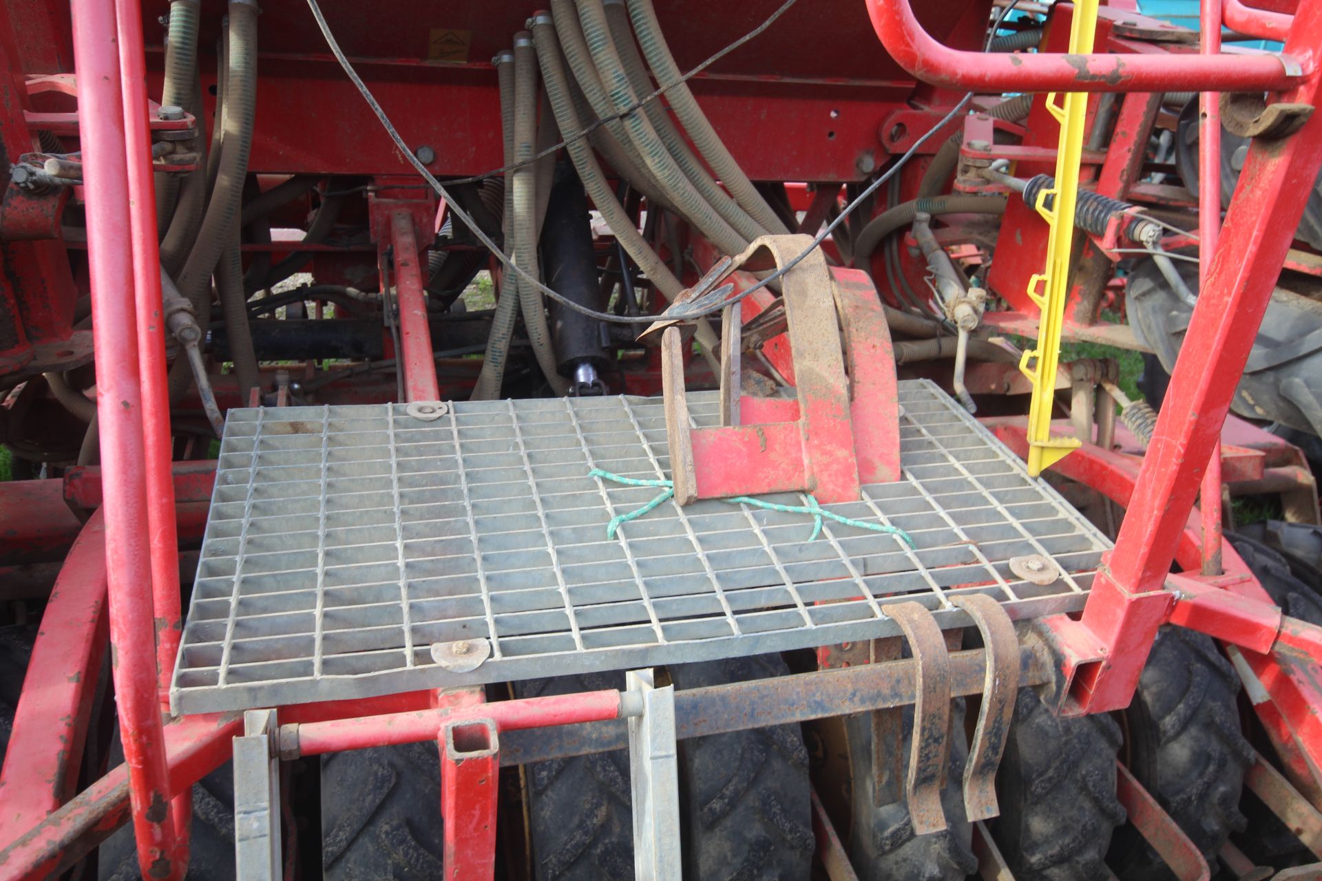 Vaderstad Rapid 400F 4m drill. Comprising rigid tines, two rows of disc coulters, tyre packer, - Image 19 of 38