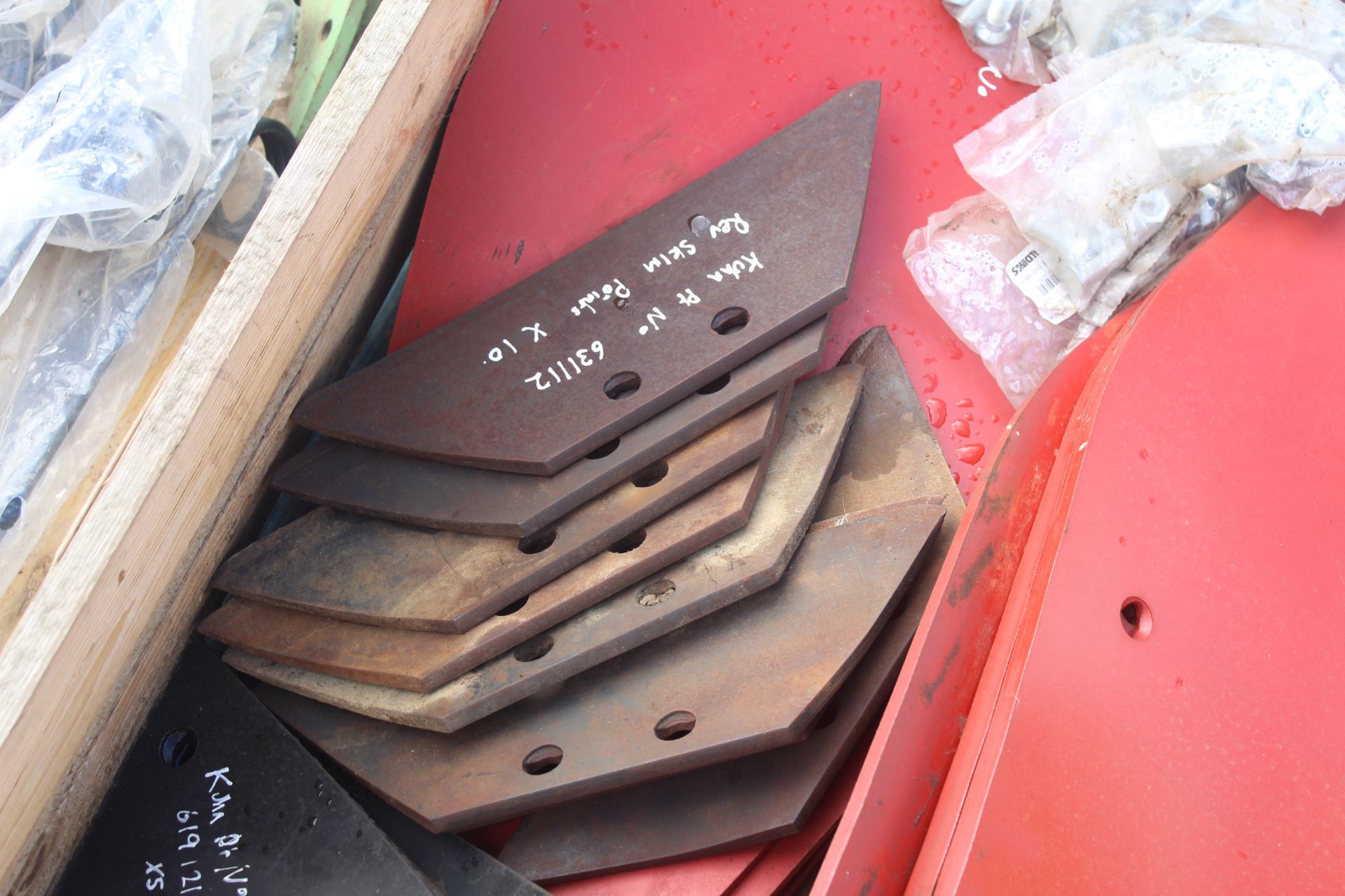 Quantity of unused Kuhn Plough parts. To include 5 pairs of H4 Mouldboards, 5 pairs of Cutters, 5 - Bild 3 aus 6