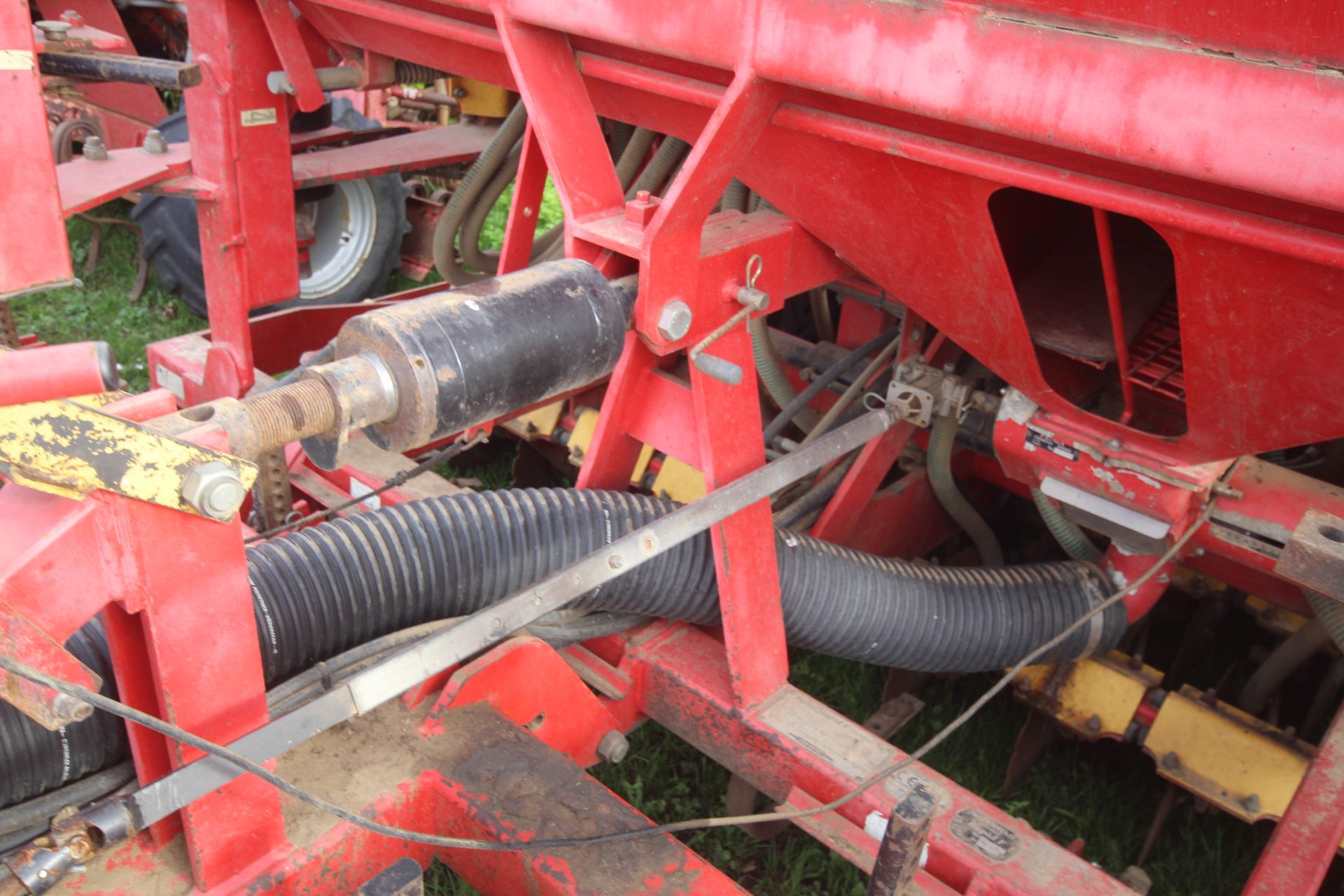 Vaderstad Rapid 400F 4m drill. Comprising rigid tines, two rows of disc coulters, tyre packer, - Image 7 of 38