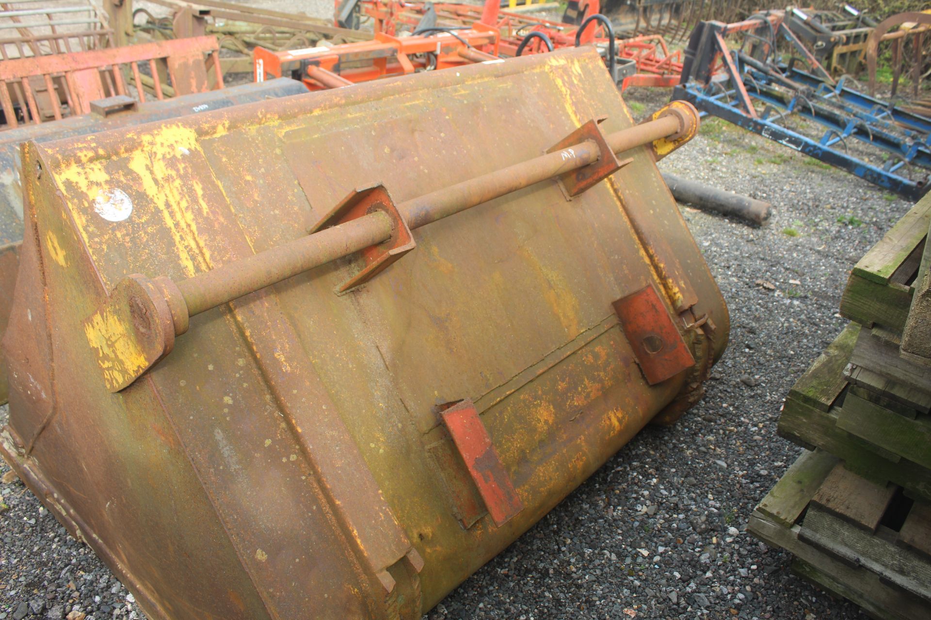 Large capacity 6ft loader bucket. Farm made Manitou brackets. V - Image 7 of 12