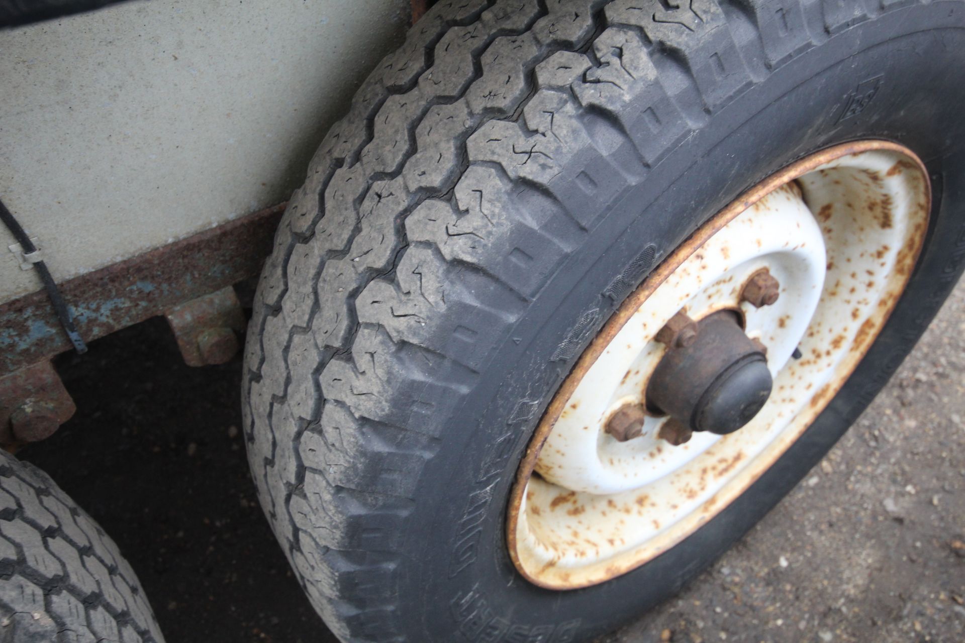 Twin axle livestock trailer. - Image 37 of 38