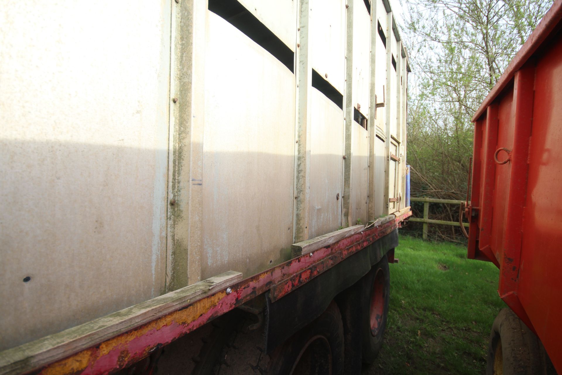 19ft 6in twin axle tractor drawn livestock trailer. Ex-lorry drag. With steel suspension and twin - Image 14 of 34