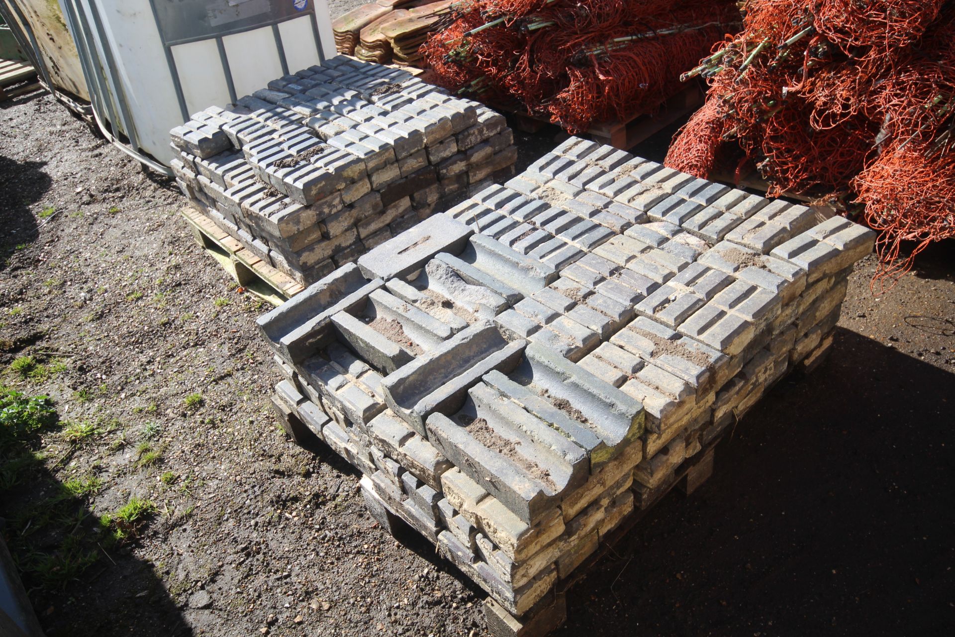 2x pallets of yard bricks. - Image 2 of 5