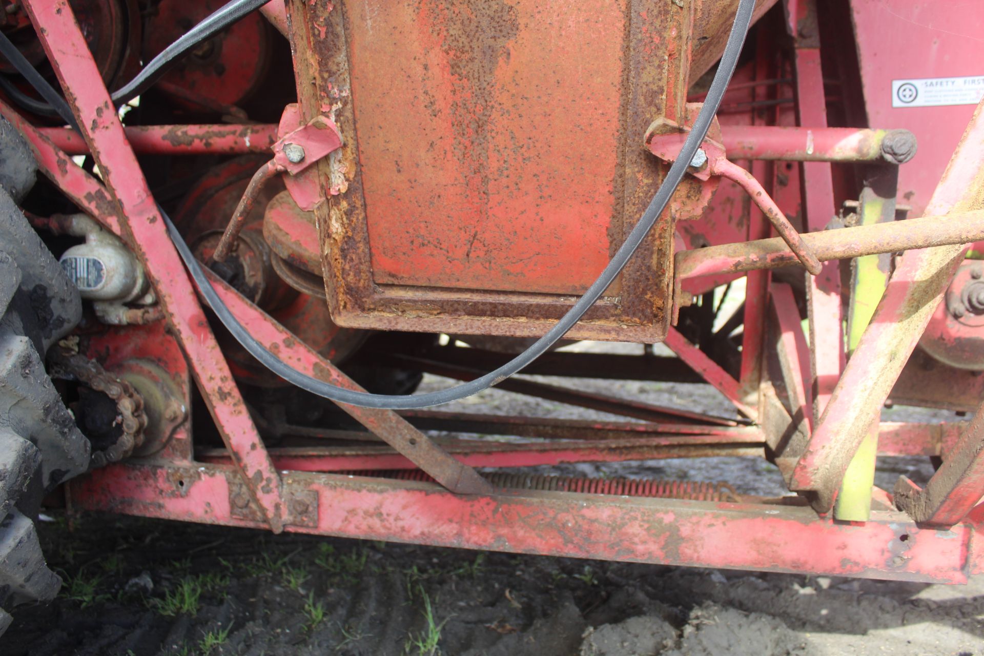 Massey Ferguson 788 8ft cut combine. Registration EBJ 851C (no paperwork). 12.4/11-28 front wheels - Image 31 of 53