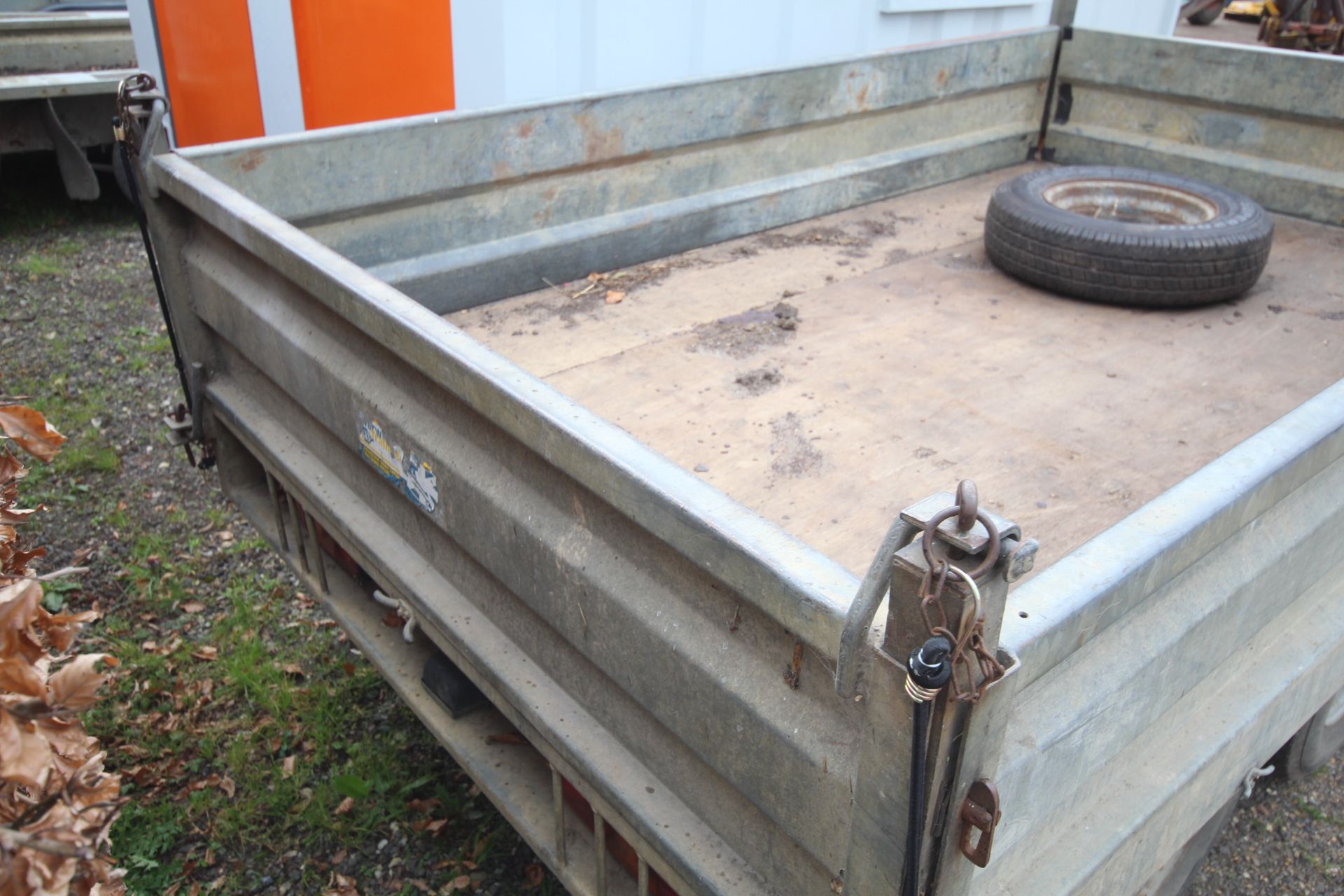 Warwick 8ft x 5ft twin axle flatbed tipping trailer. With drop sides. Control box held. - Image 18 of 29