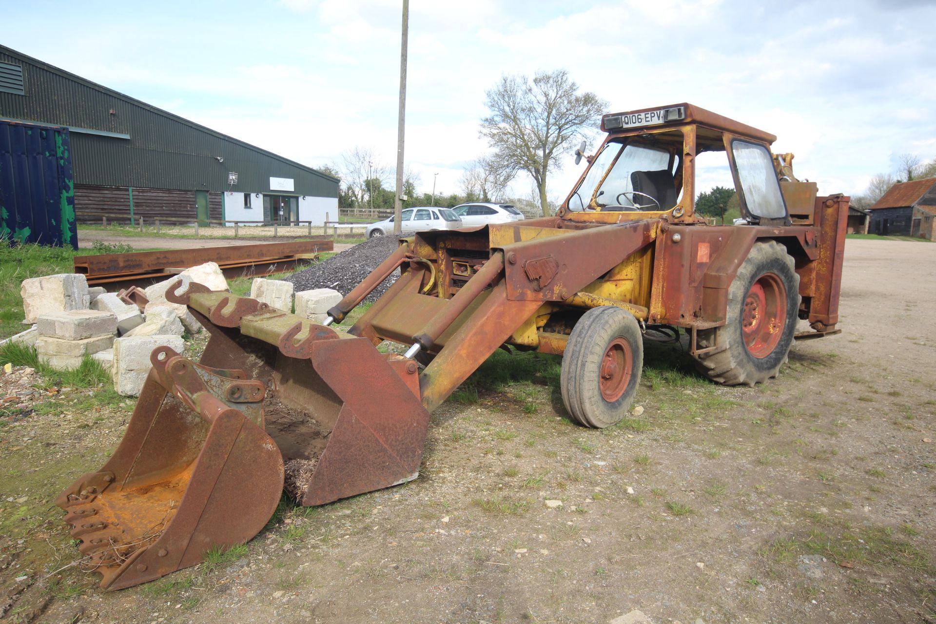 JCB 3C II 2WD backhoe loader. Registration Q106 EPV. With two rear buckets. Vendor reports that