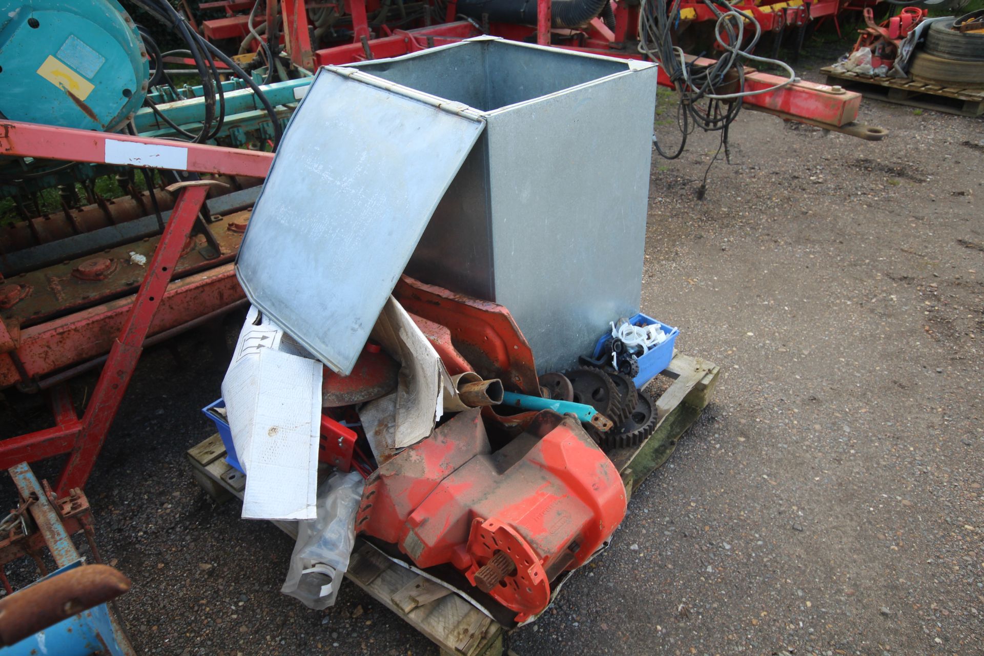 **WITHDRAWN, NOW SOLD WITH LOT 2540** Maschio power harrow and Sulky drill spares. V - Bild 2 aus 5