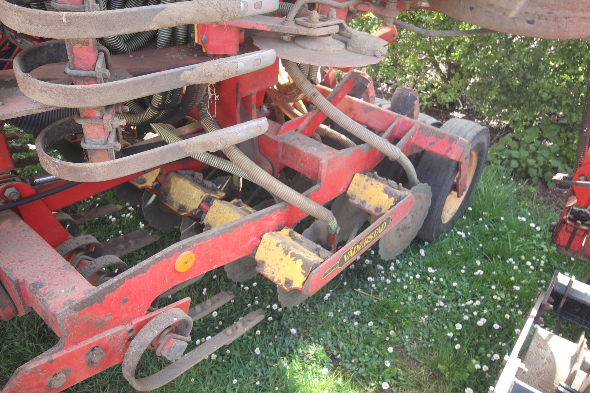 **UPDATED DESCRIPTION** Vaderstad Rapid 800F 8m disc drill. With rigid tines, levelling paddles, two - Image 13 of 60