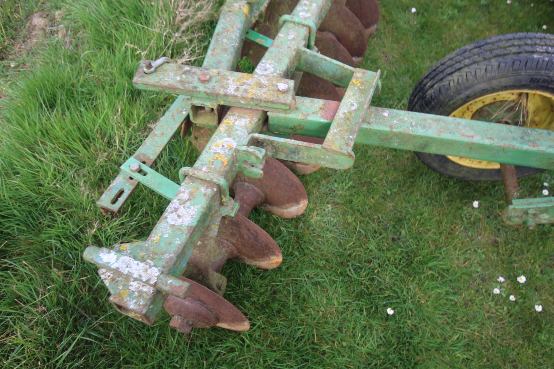 John Deere 3.5m trailed discs. For sale due to retirement. V - Image 12 of 15