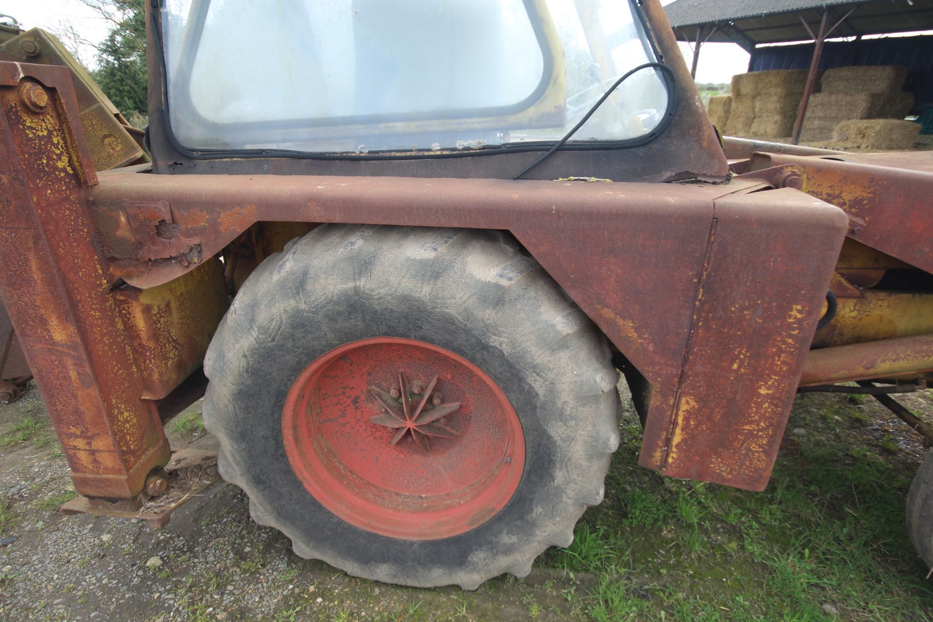 JCB 3C II 2WD backhoe loader. Registration Q106 EPV. With two rear buckets. Vendor reports that - Image 27 of 85