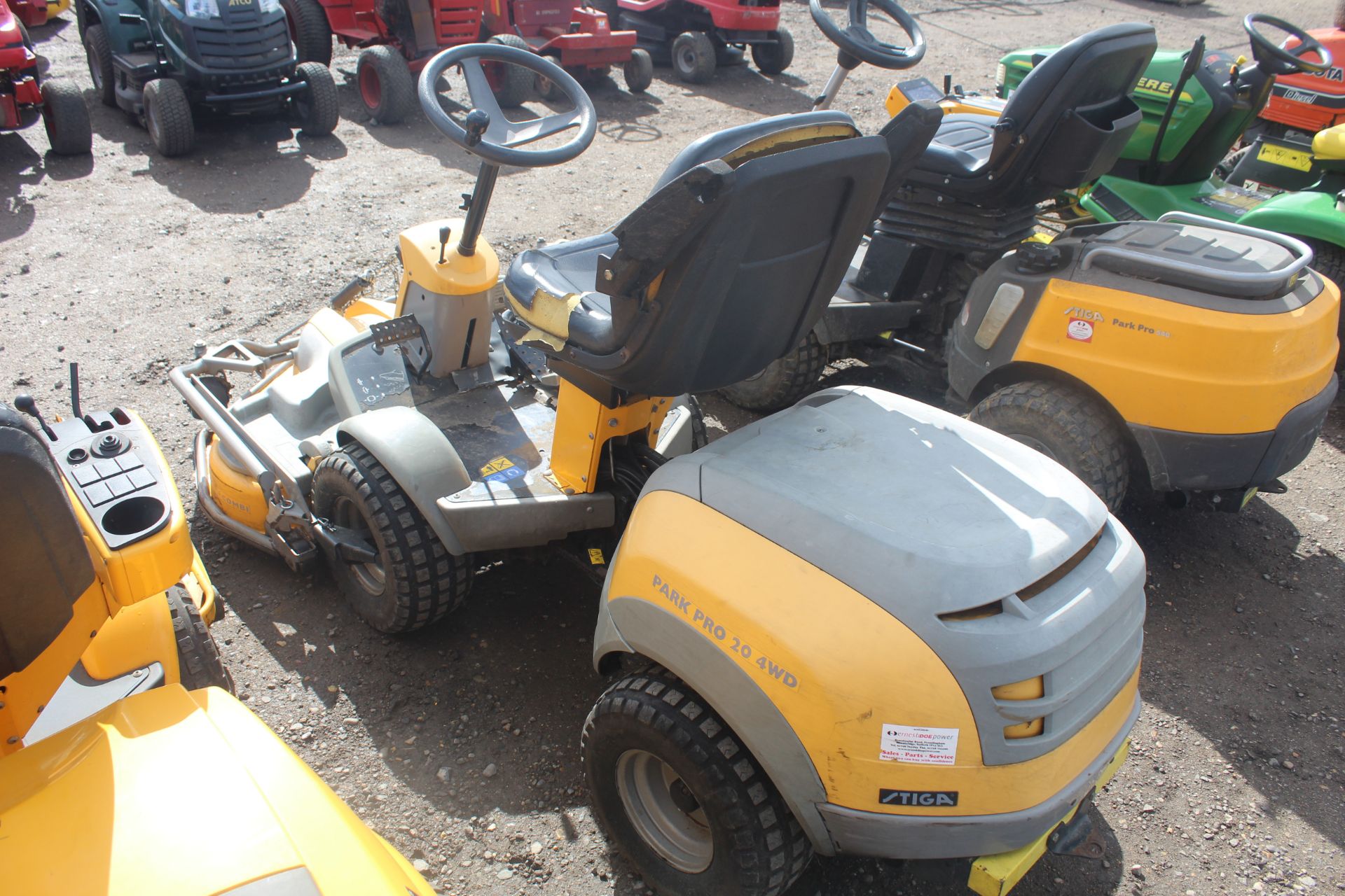 Stiga Park Pro 20 4WD out-front ride-on mower. 550 hours. With Briggs & Stratton 20HP petrol - Image 4 of 24
