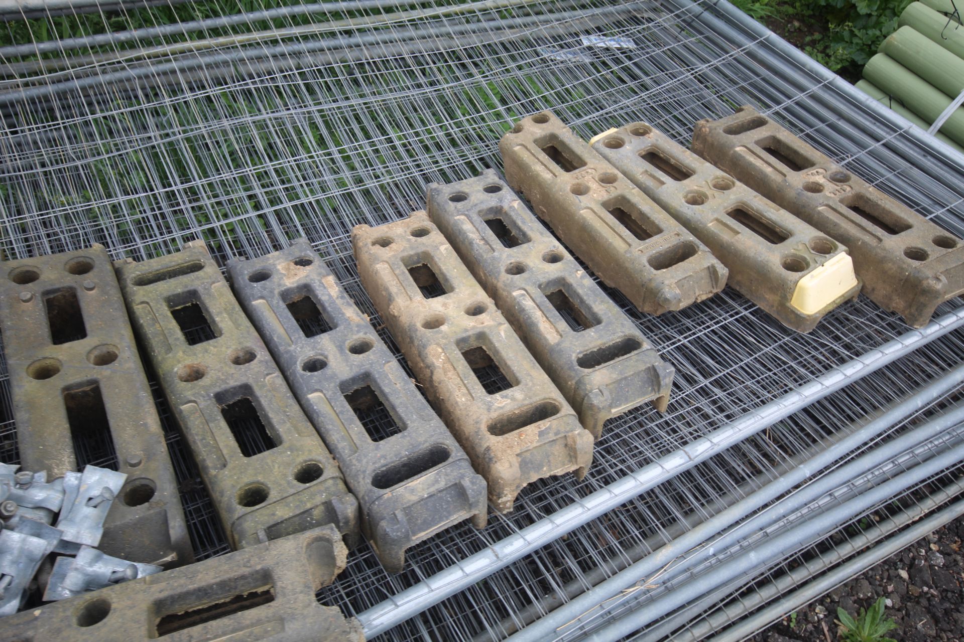 Quantity of Heras fence panels, clips and feet. - Image 5 of 8