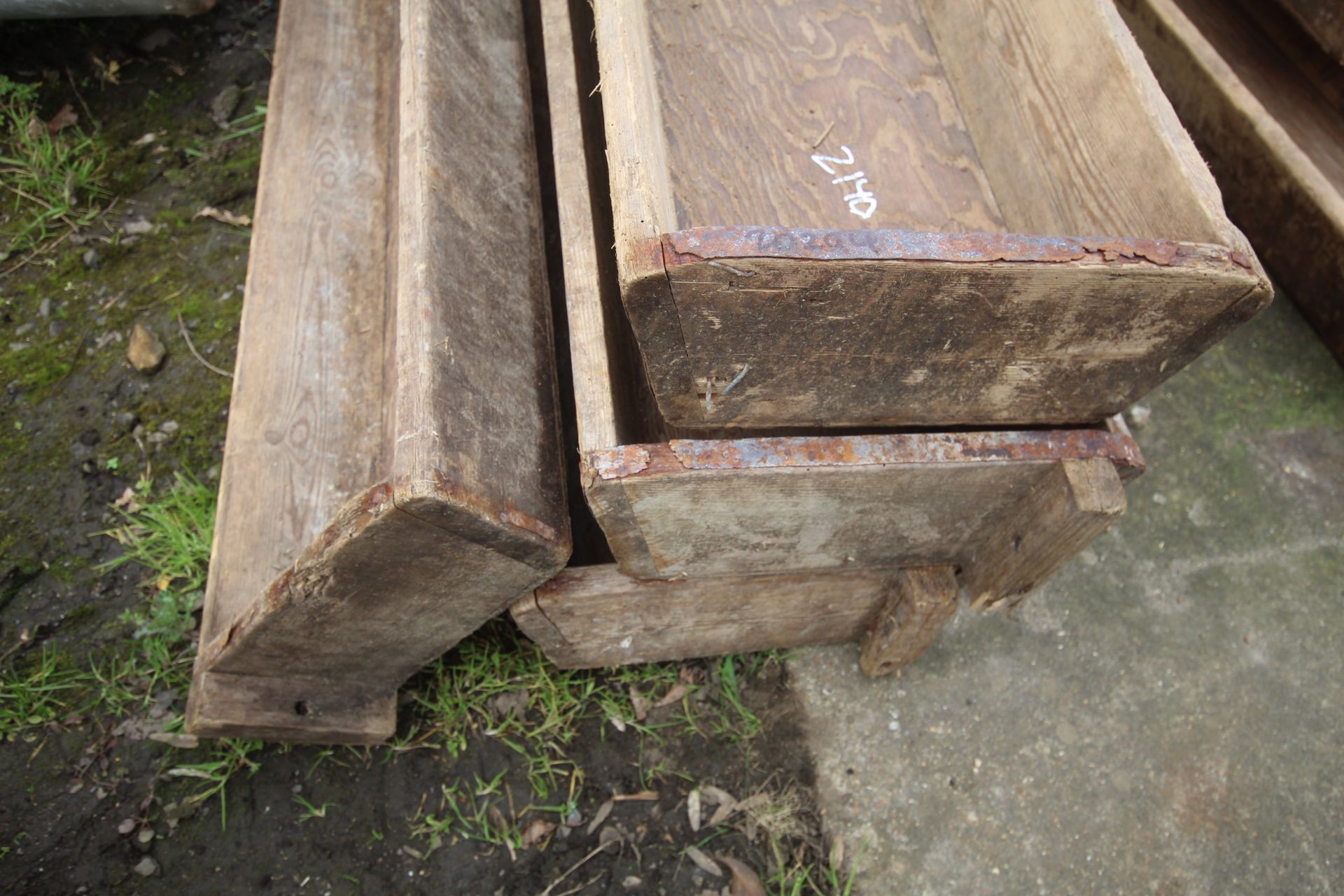 4x wooden sheep troughs. V - Image 2 of 4