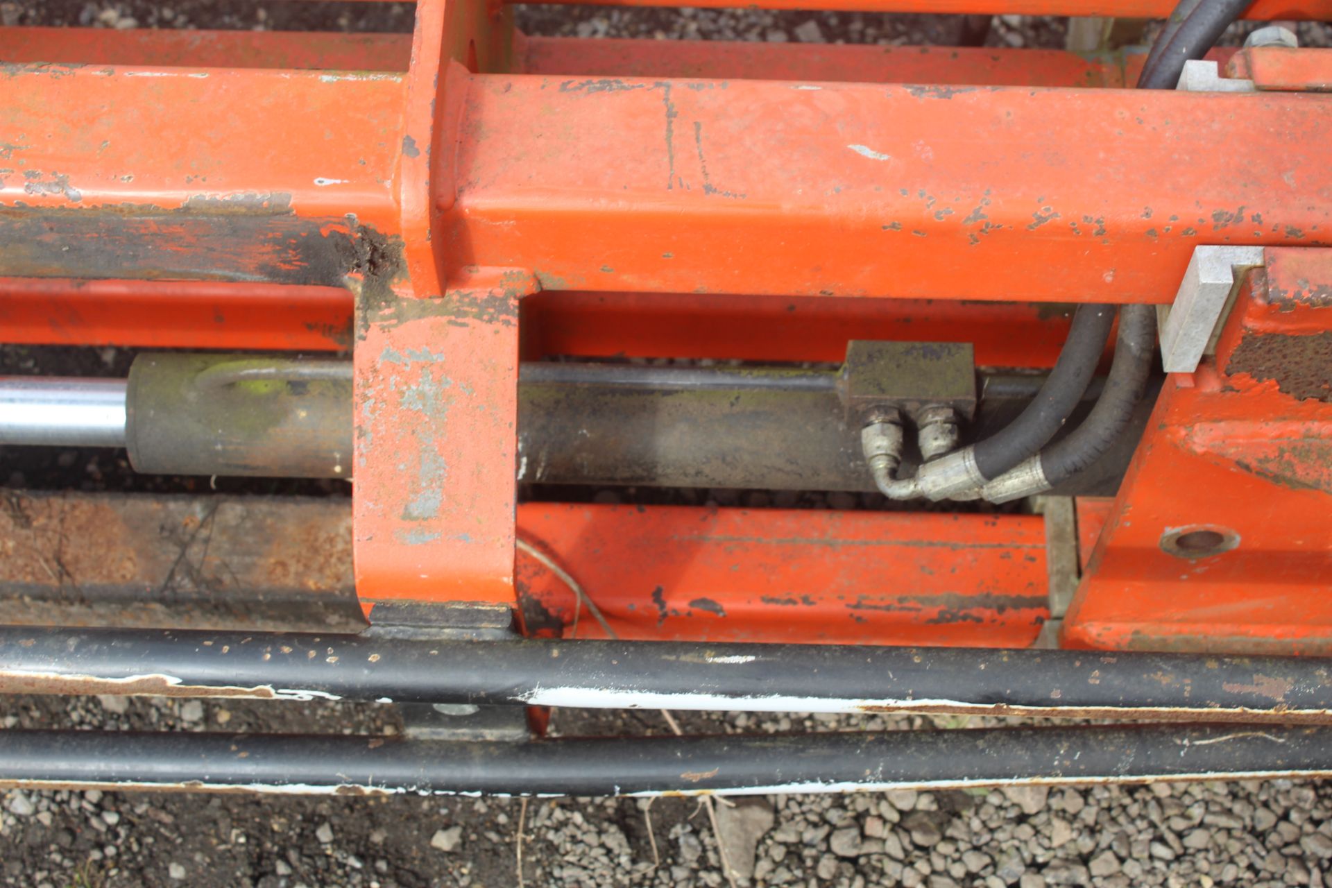 Browns hydraulic wrapped bale squeeze. Manitou brackets. V - Image 7 of 14