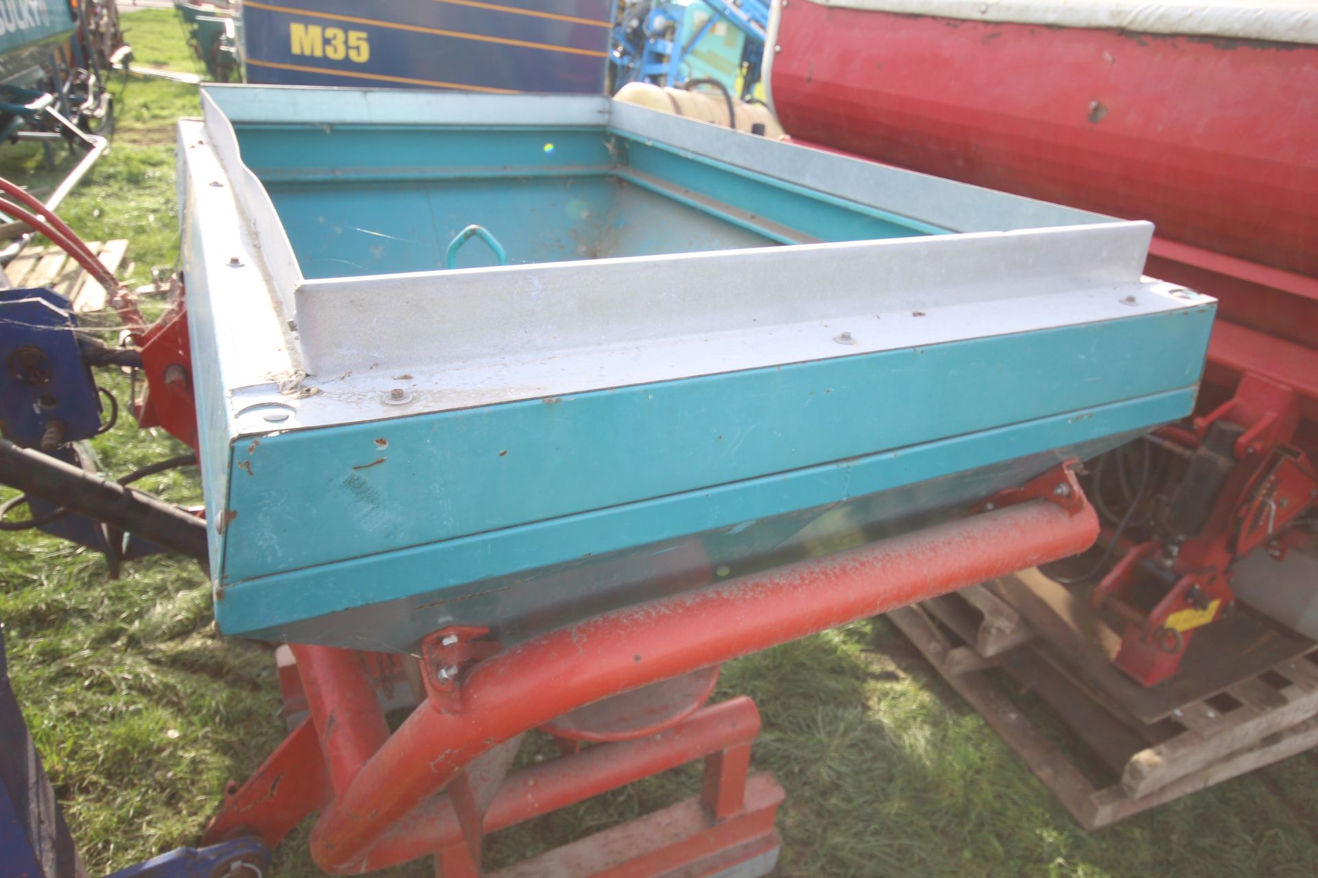 Reco Sulky DR650 twin disc fertiliser spreader. V - Image 5 of 14