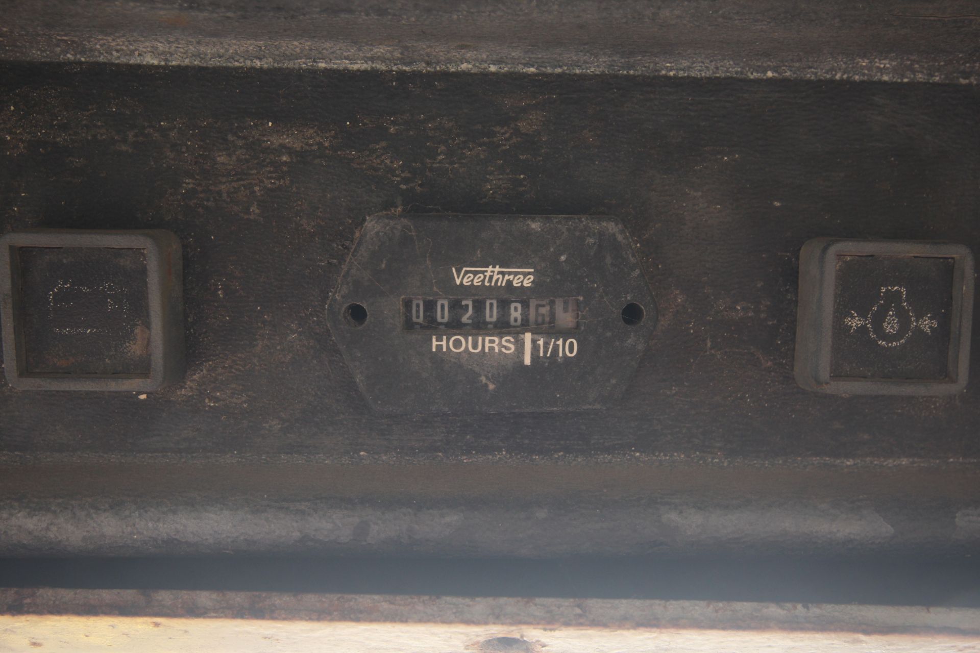 Gehl 3610 skid steer loader. With pallet tines and bucket. Key held. - Image 33 of 35