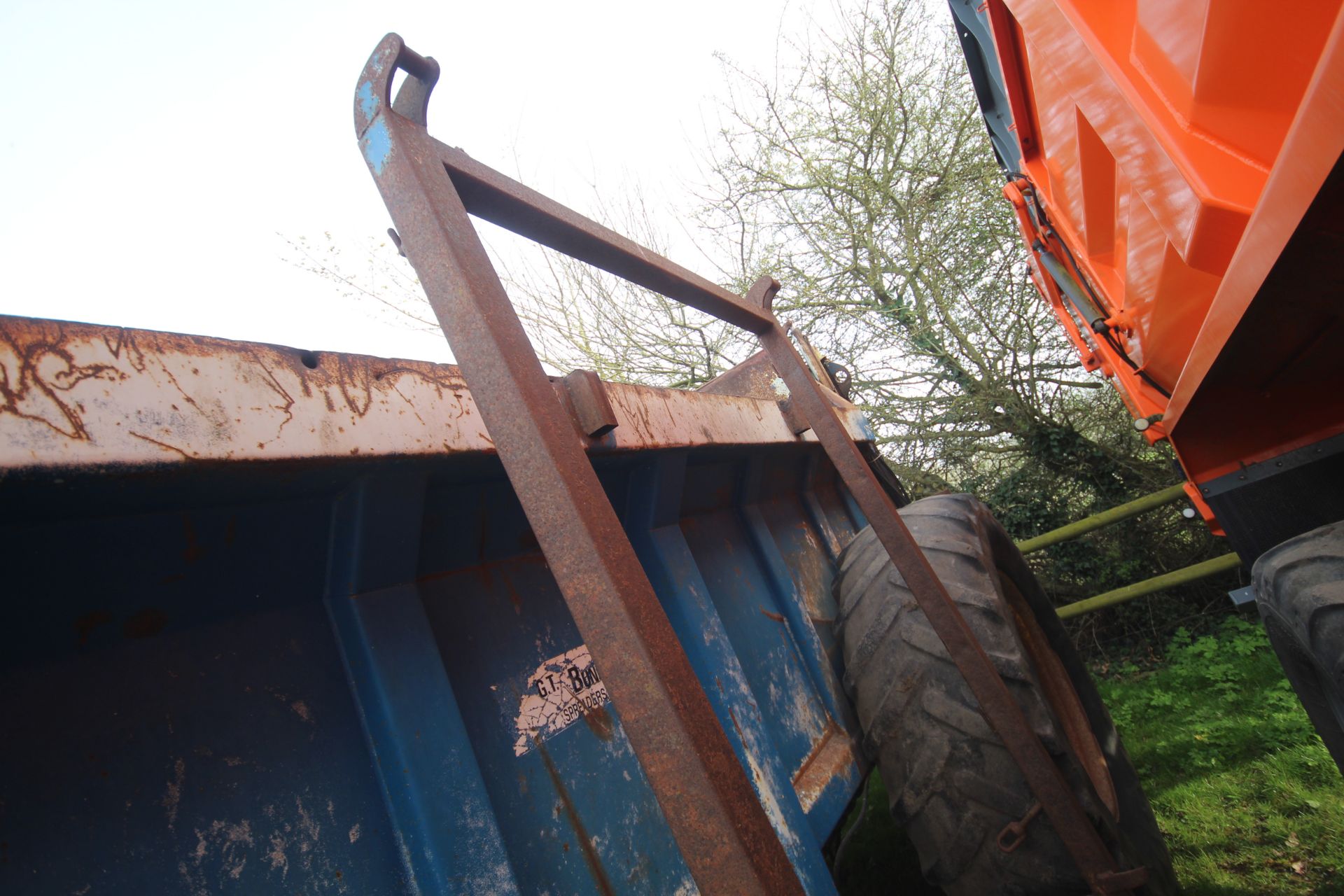 Bunning 12T single axle muck spreader. With twin vertical beaters, slurry door and removable - Image 17 of 31