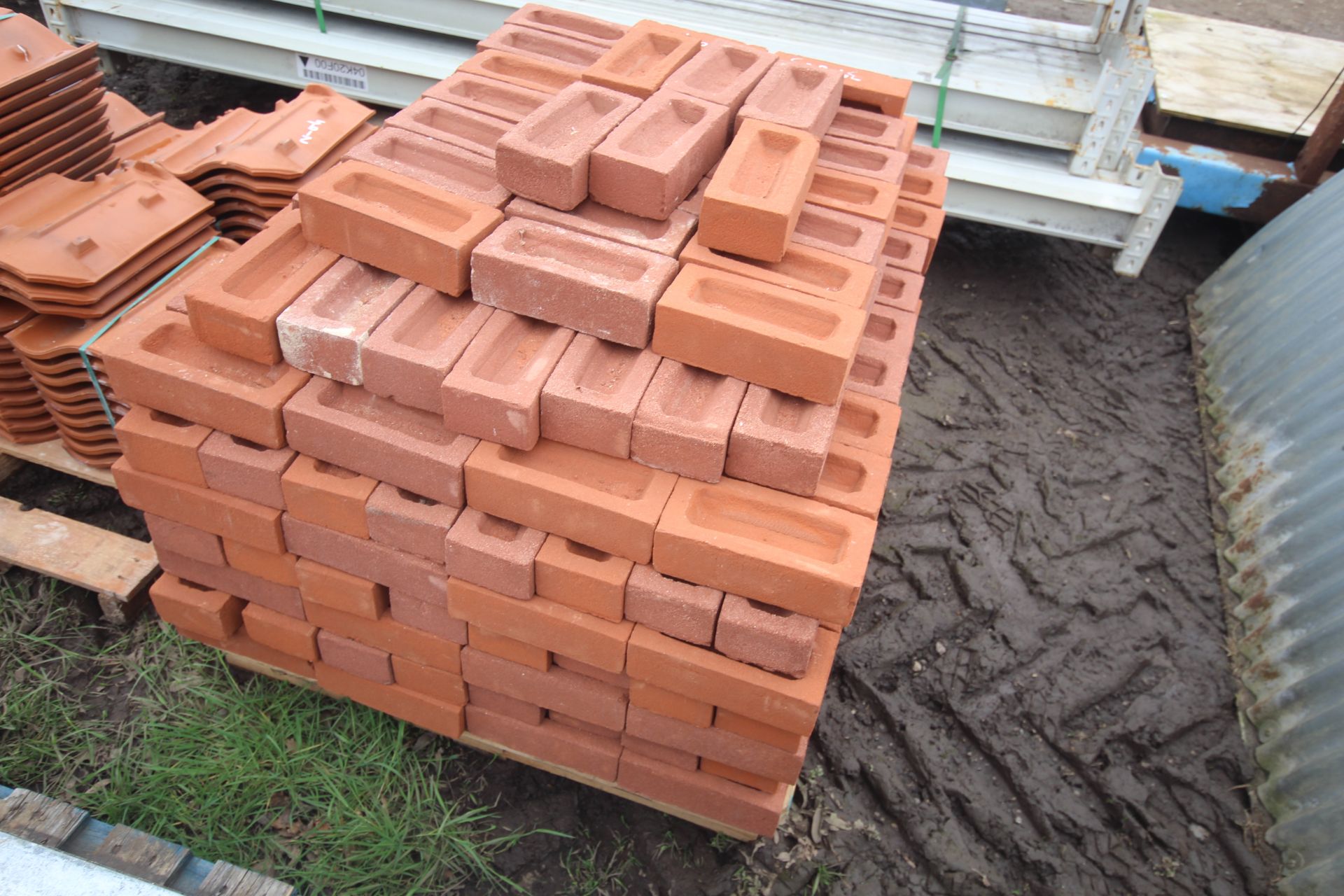 Pallet of bricks. - Image 2 of 2