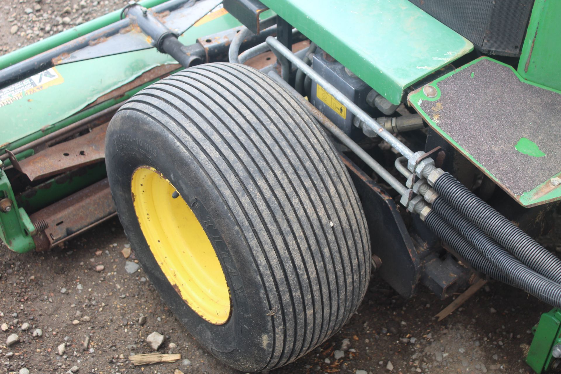 John Deere 2653A hydrostatic diesel triple gang fine-cut ride-on mower. Key held. V - Image 7 of 25