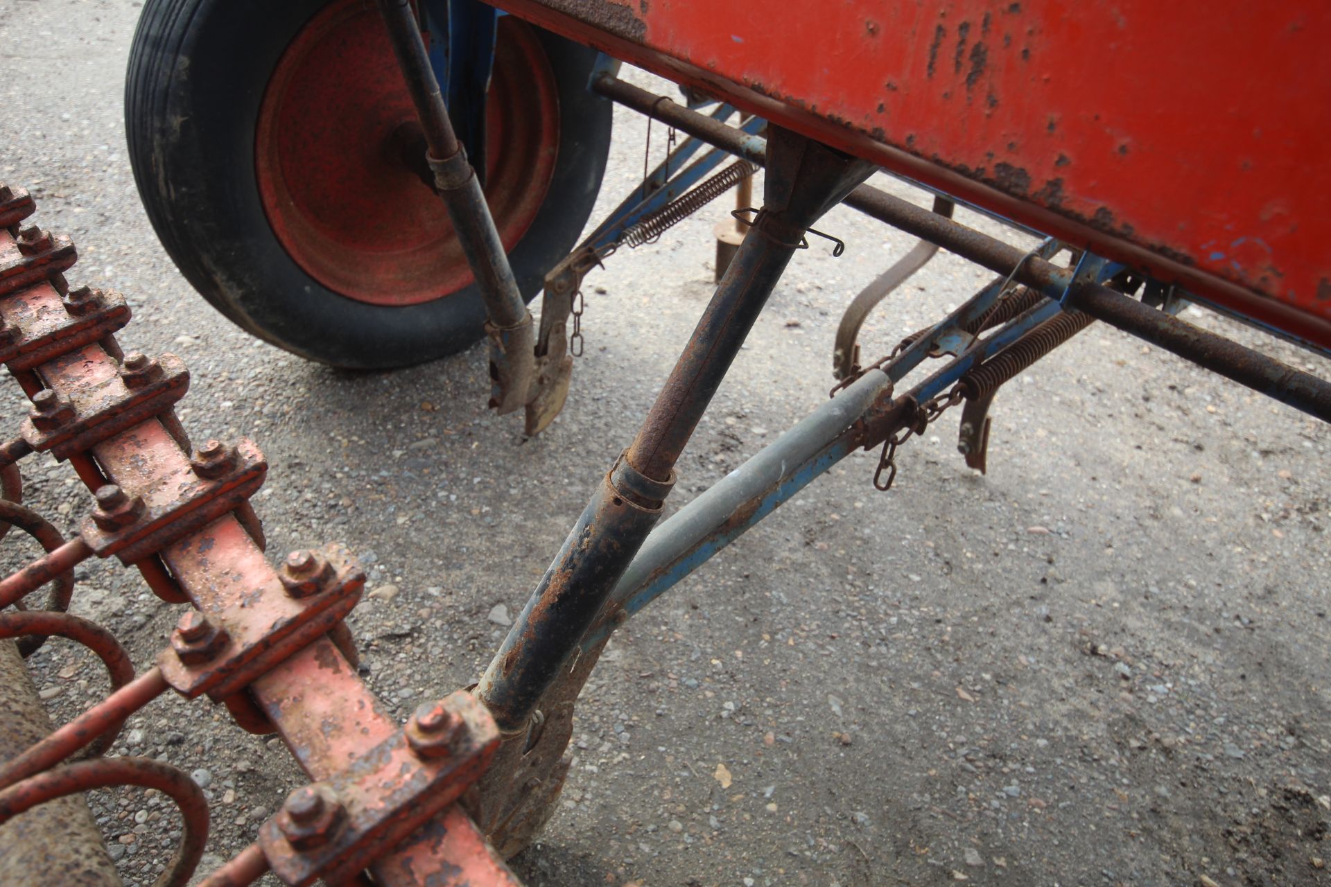 Nordsten 3m spring tine drill. Previously used for maize. Manual held. V - Image 15 of 56
