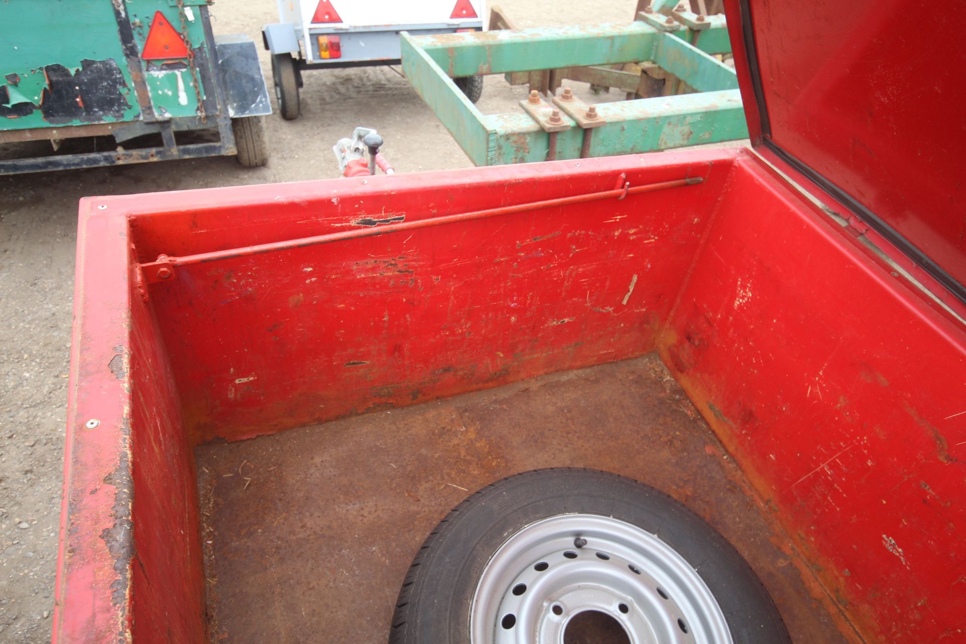 Scott Trailers single axle double skin chemical trailer. With lockable lid and unused spare wheel. - Image 8 of 17