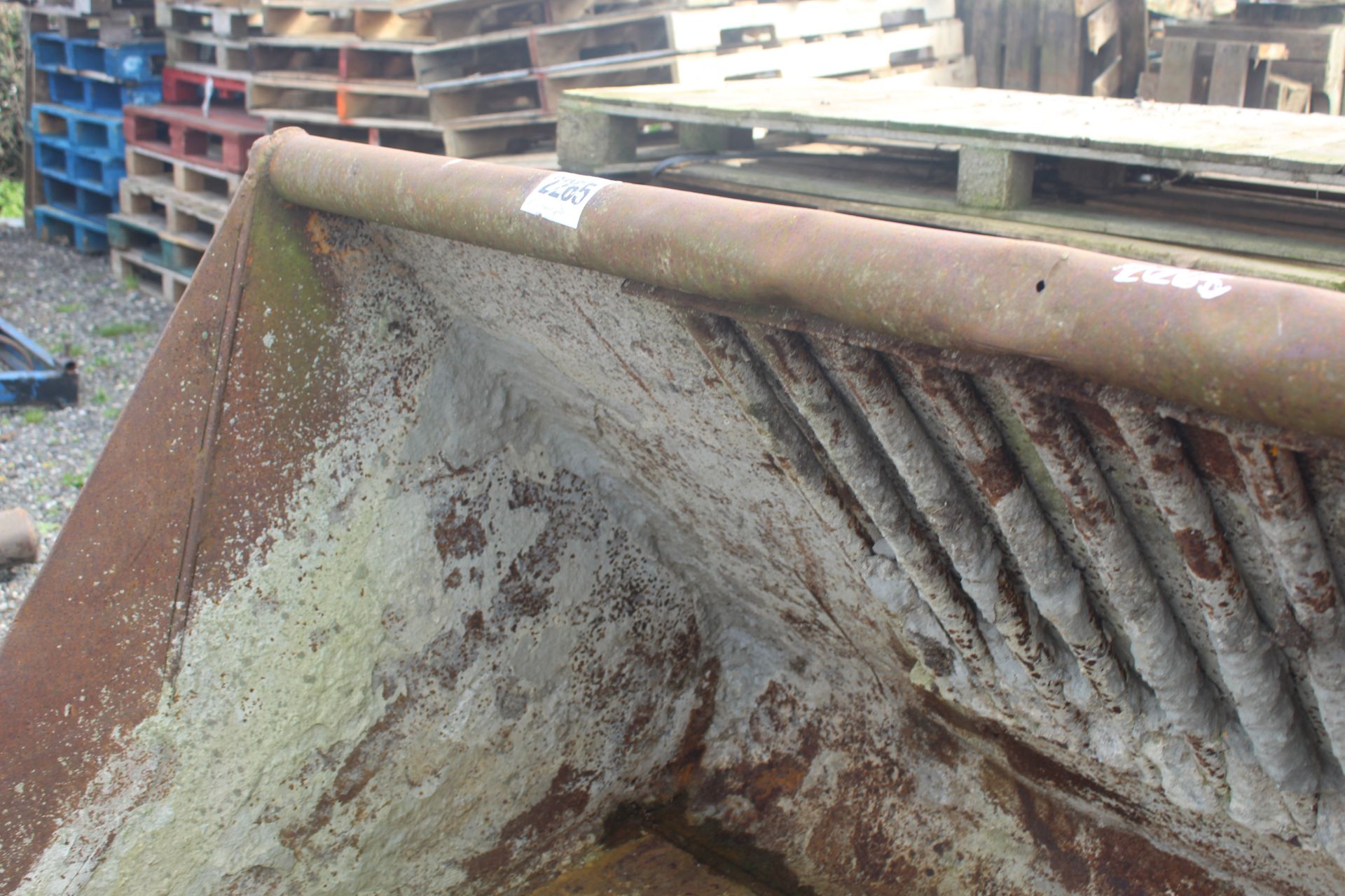 Large capacity 6ft loader bucket. Farm made Manitou brackets. V - Image 5 of 12