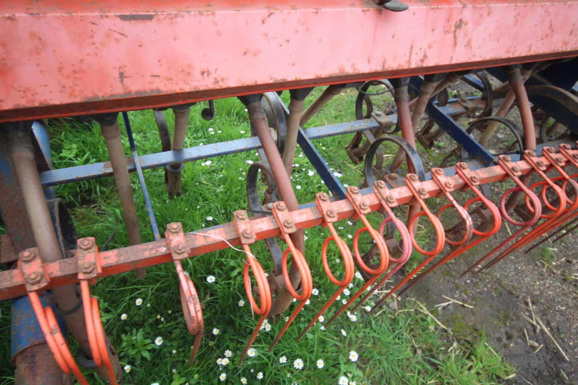 Ransomes Nordsten Lift-o-matic CLE400 4m spring tine drill. With end tow. V - Image 21 of 29