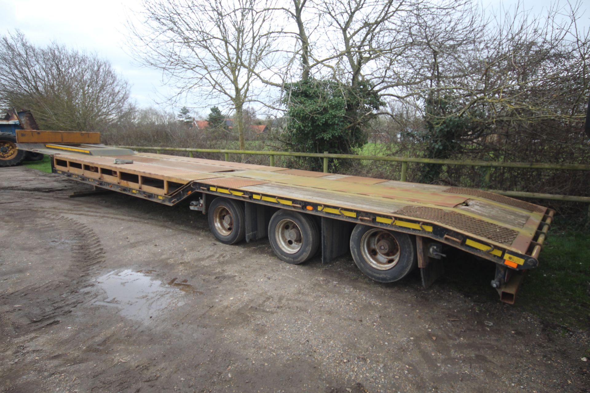 SM Trailers 37.3T 13.7m tri-axle step frame beavertail low loader trailer. Registration C198677. - Image 32 of 56