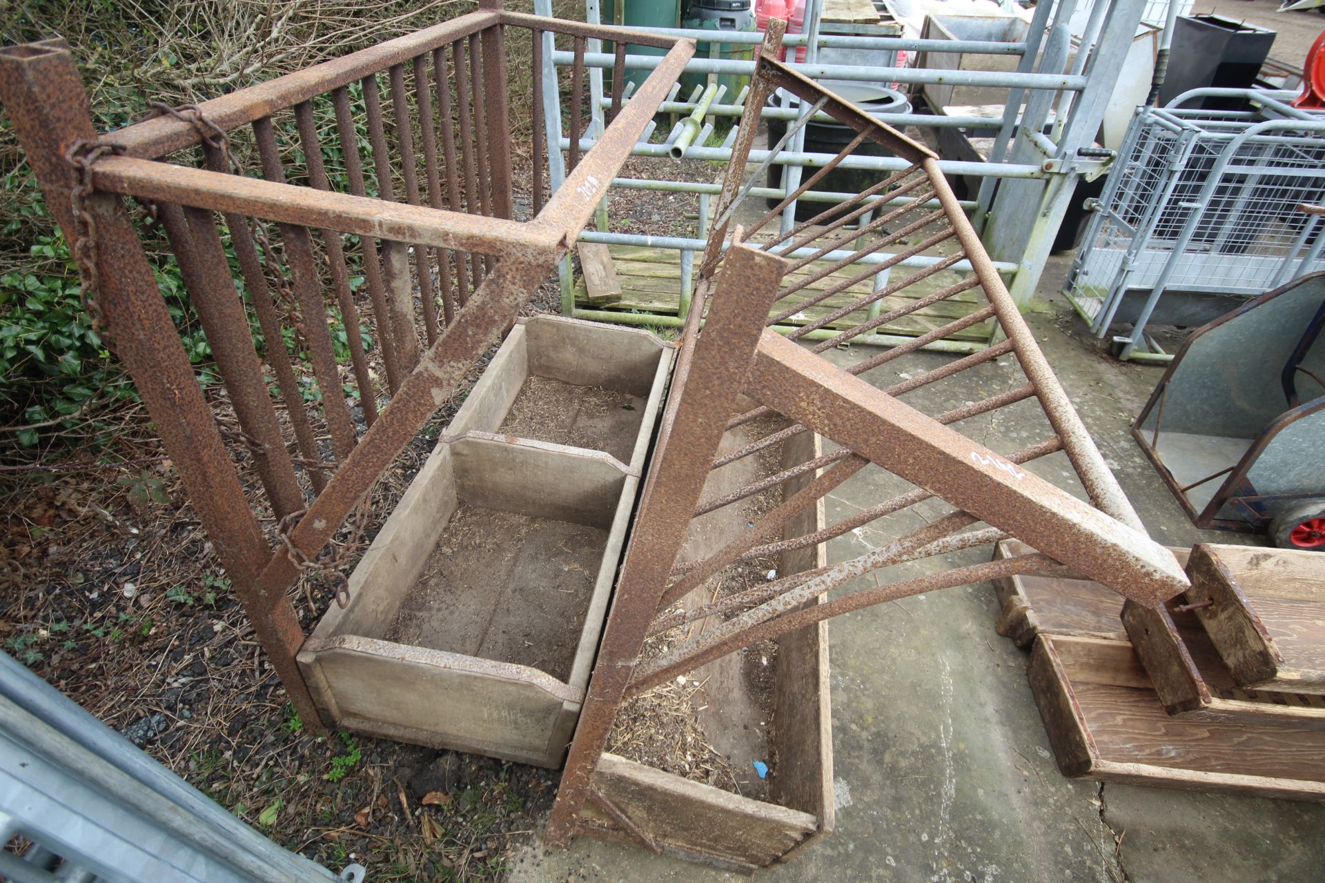 2x cattle hay racks and mangers. V - Image 2 of 3