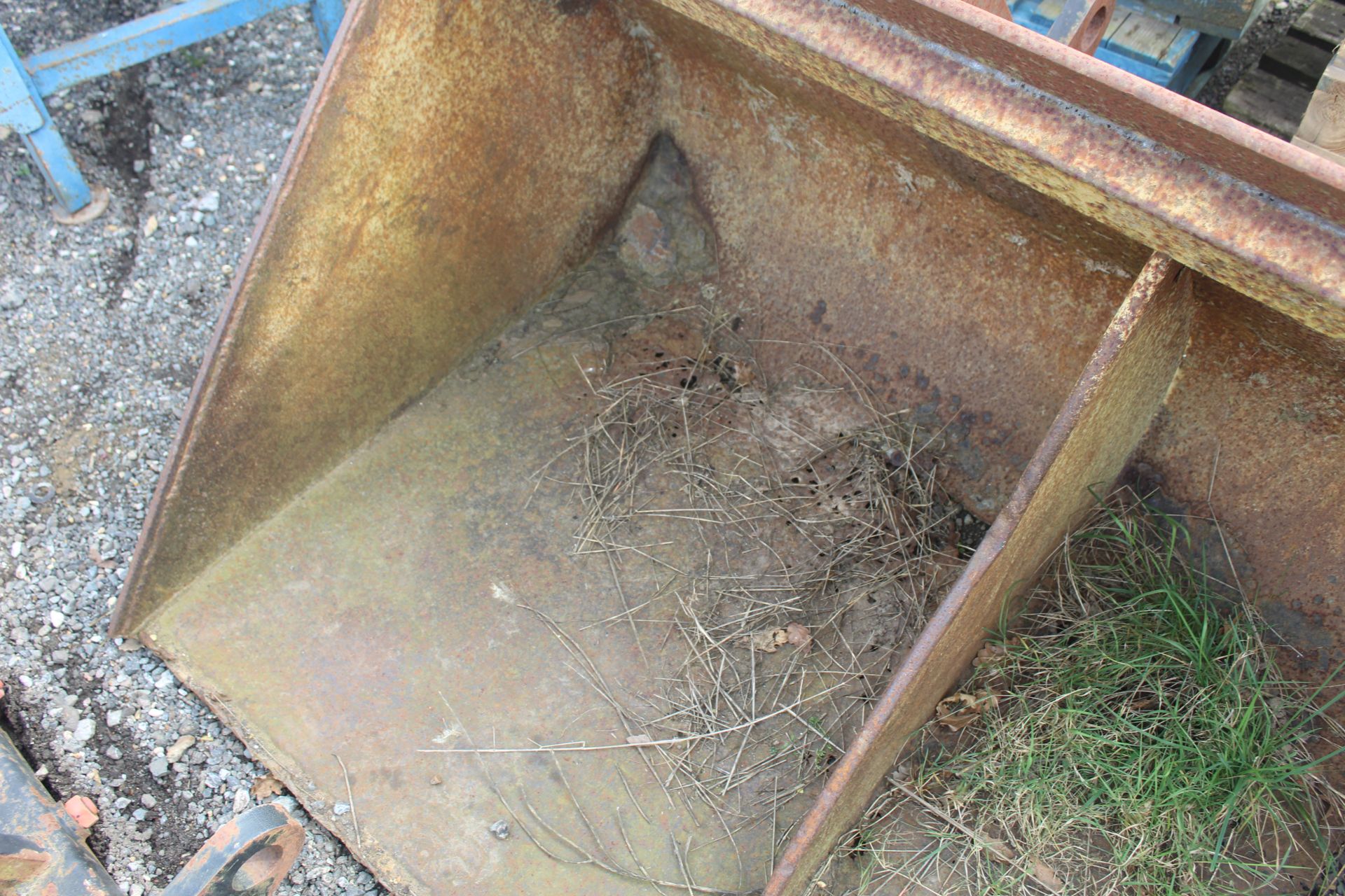 Grain bucket. CAT telehandler brackets. V - Image 3 of 9