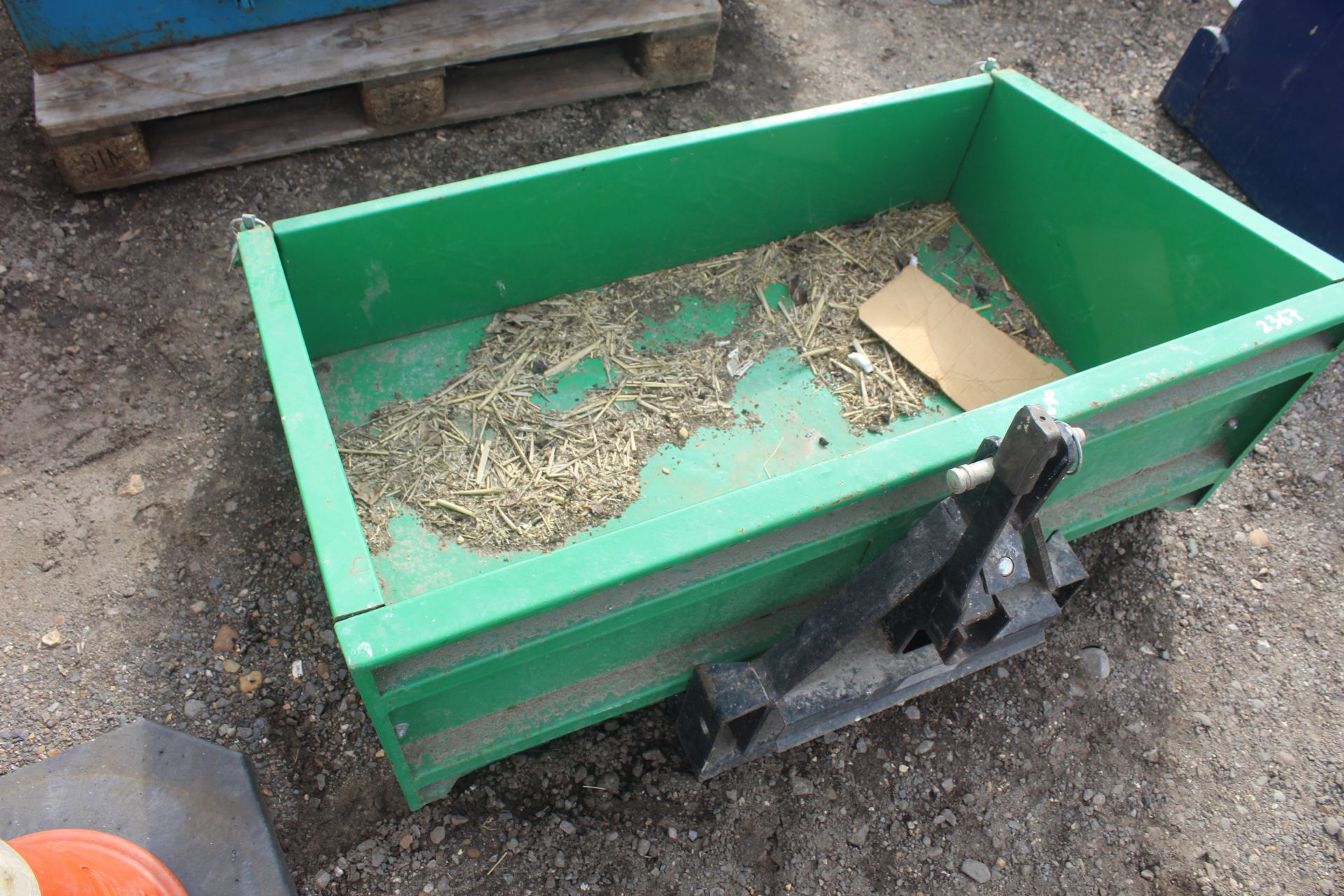 Small tipping transport box. V - Image 10 of 11
