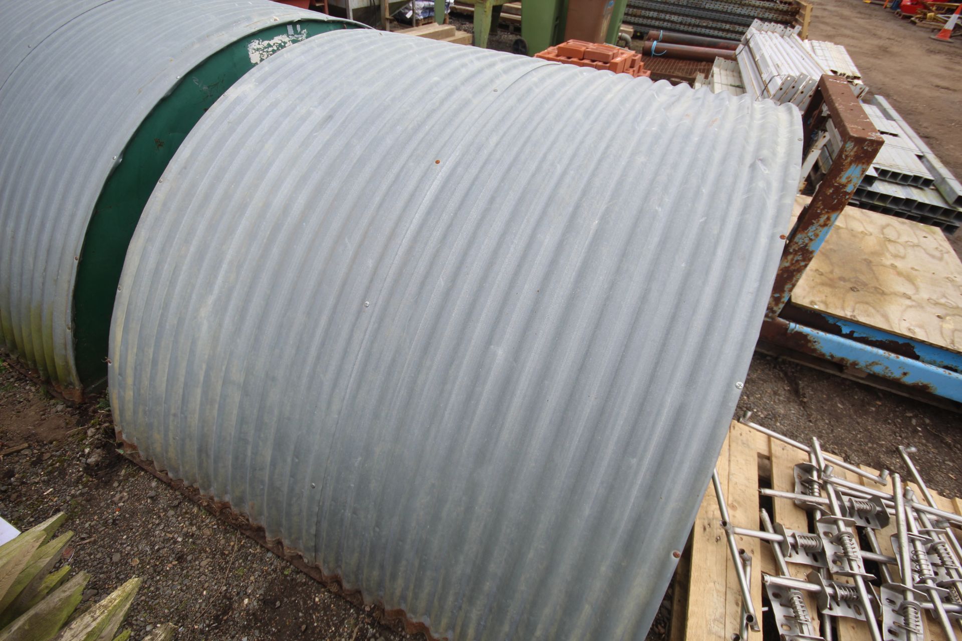 Small insulated pig ark. - Image 2 of 4