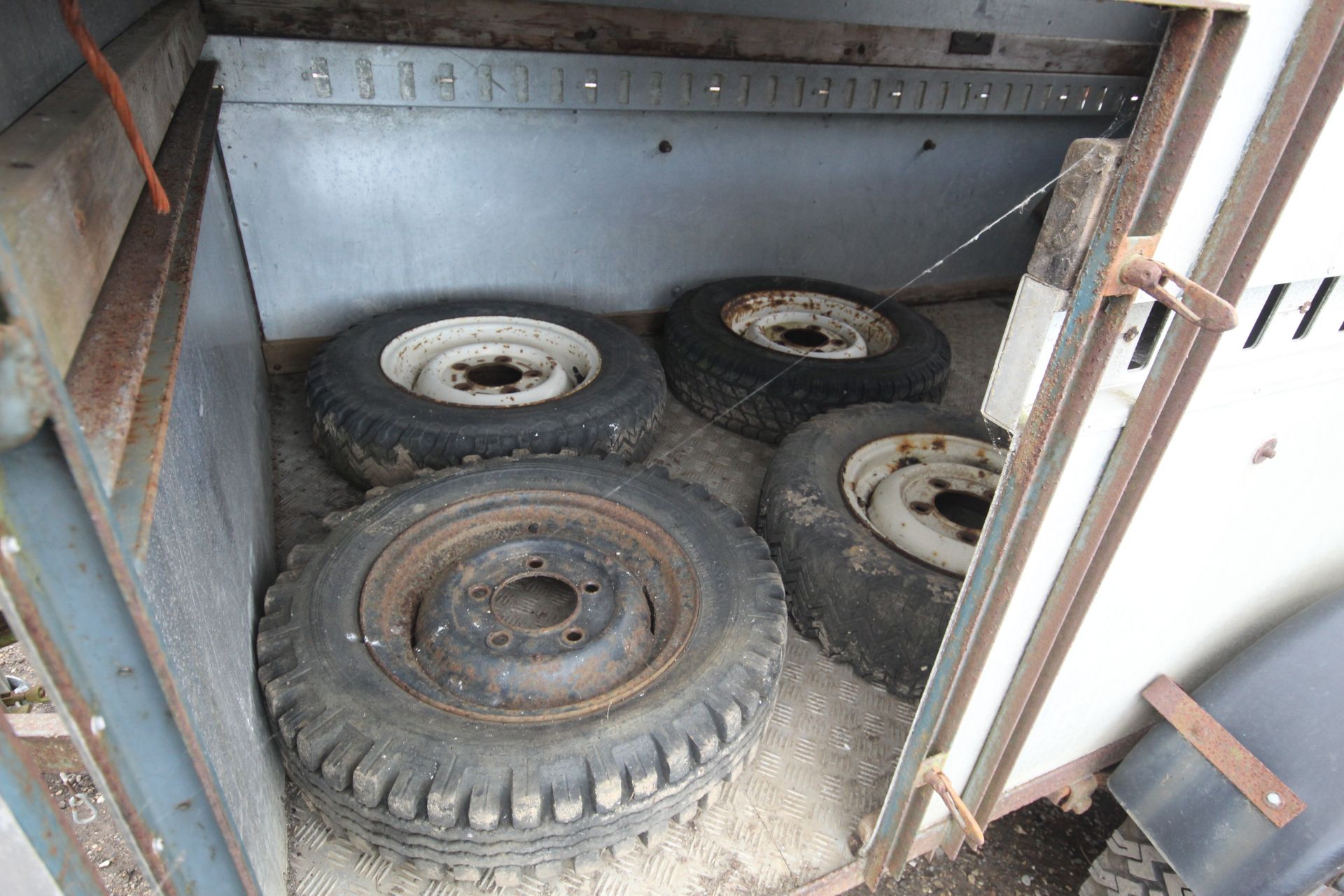 Twin axle livestock trailer. - Image 8 of 38