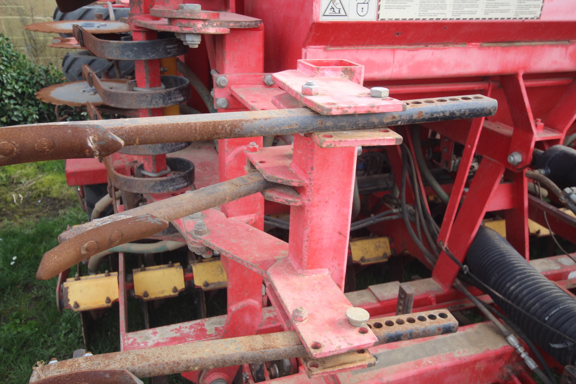 Vaderstad Rapid 400F 4m drill. Comprising rigid tines, two rows of disc coulters, tyre packer, - Image 30 of 38