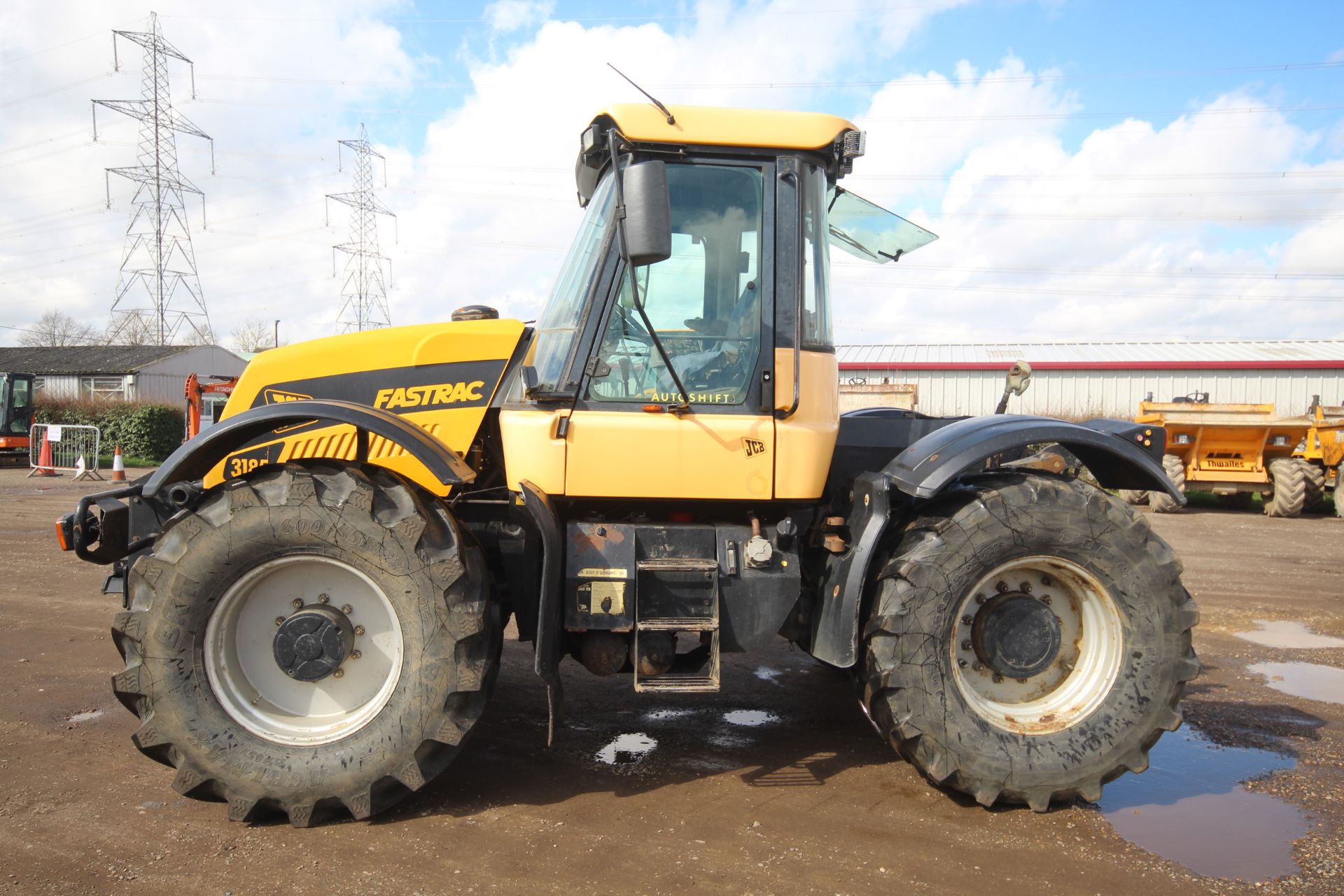 JCB Fastrac 3185 Autoshift 4WD tractor. Registration X642 AHT. Date of first registration 04/09/ - Image 2 of 71