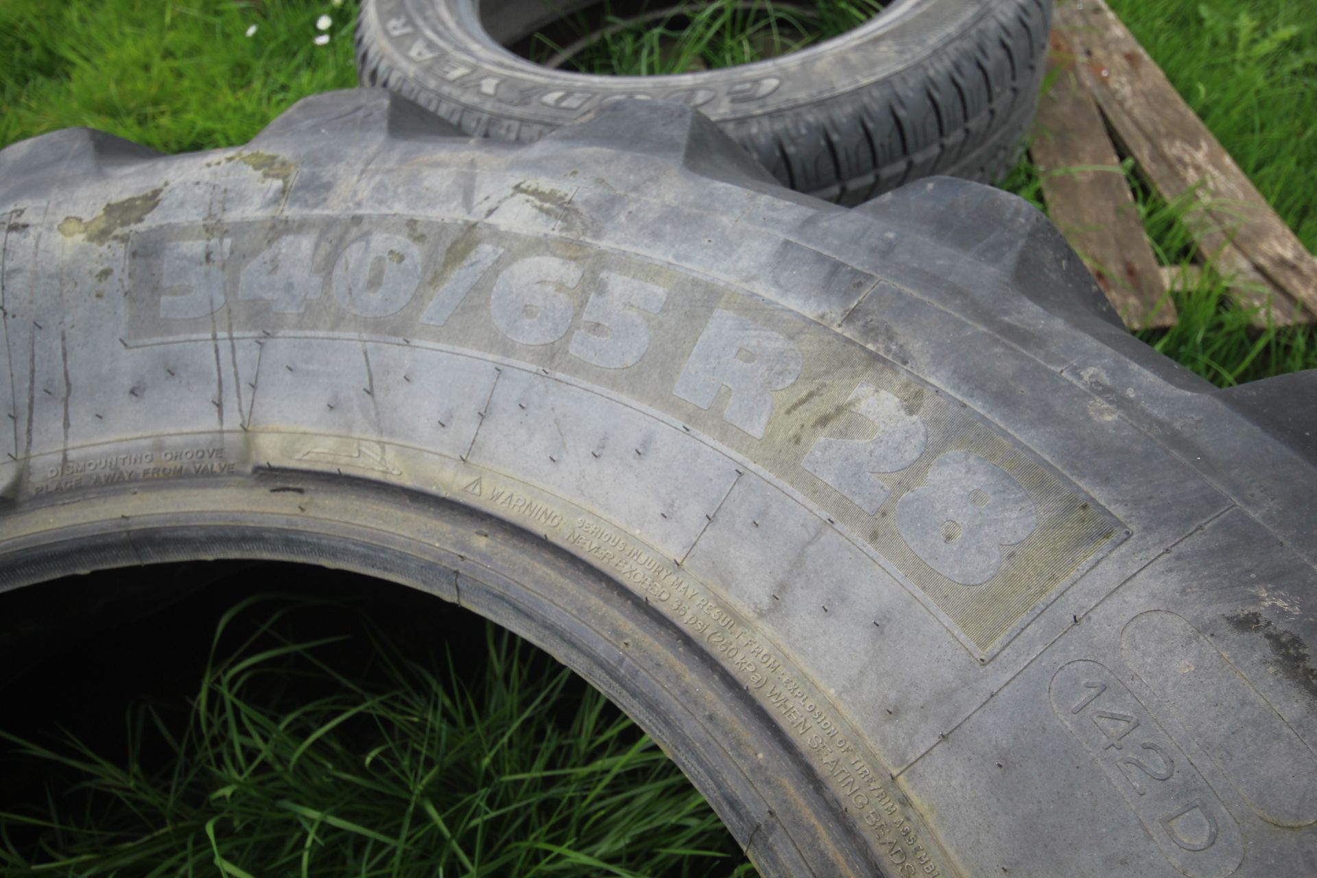 Michelin 540/65R28 tyre. V - Image 4 of 4
