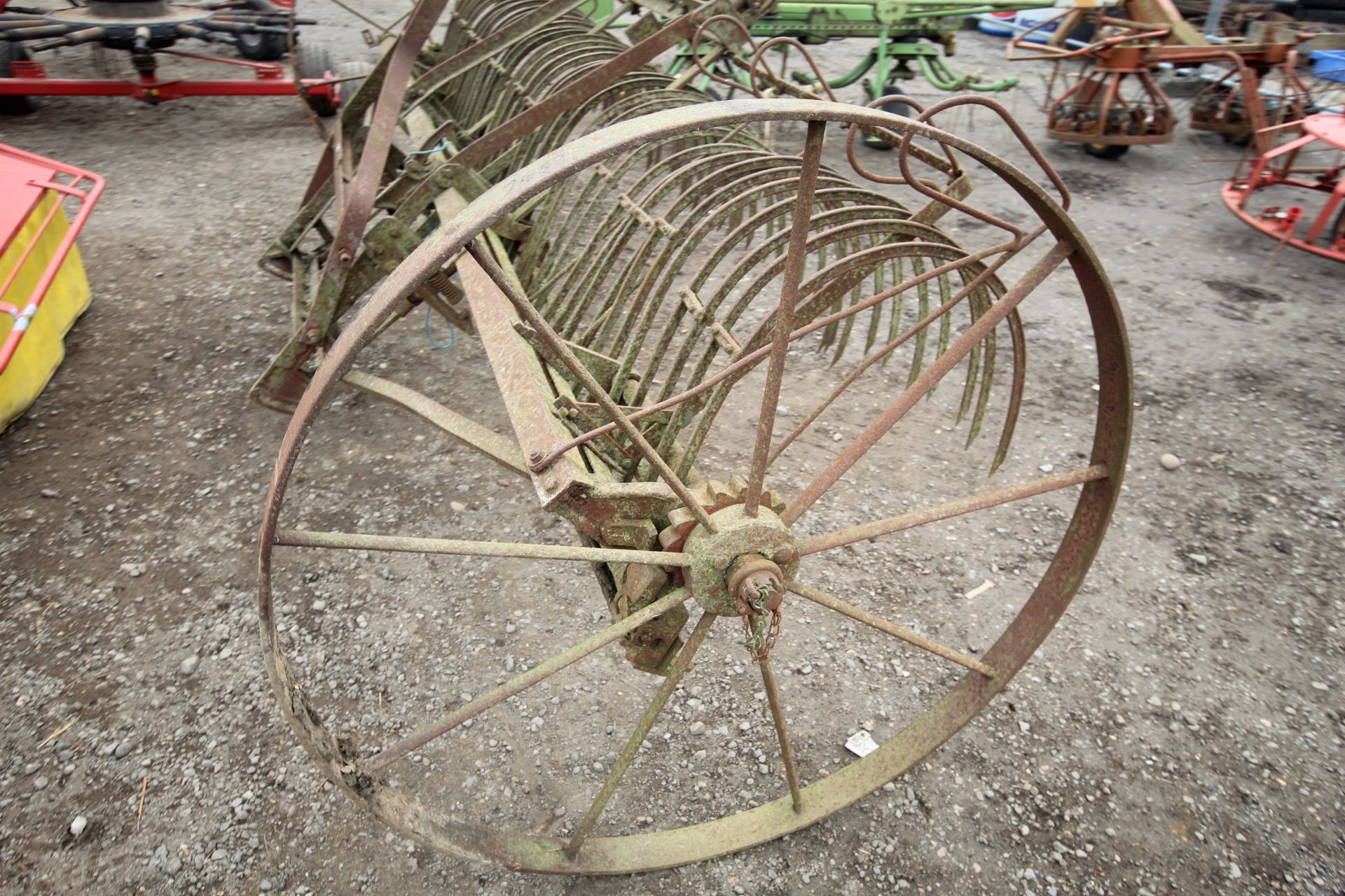 Trailed vintage hay rake. V - Bild 2 aus 10