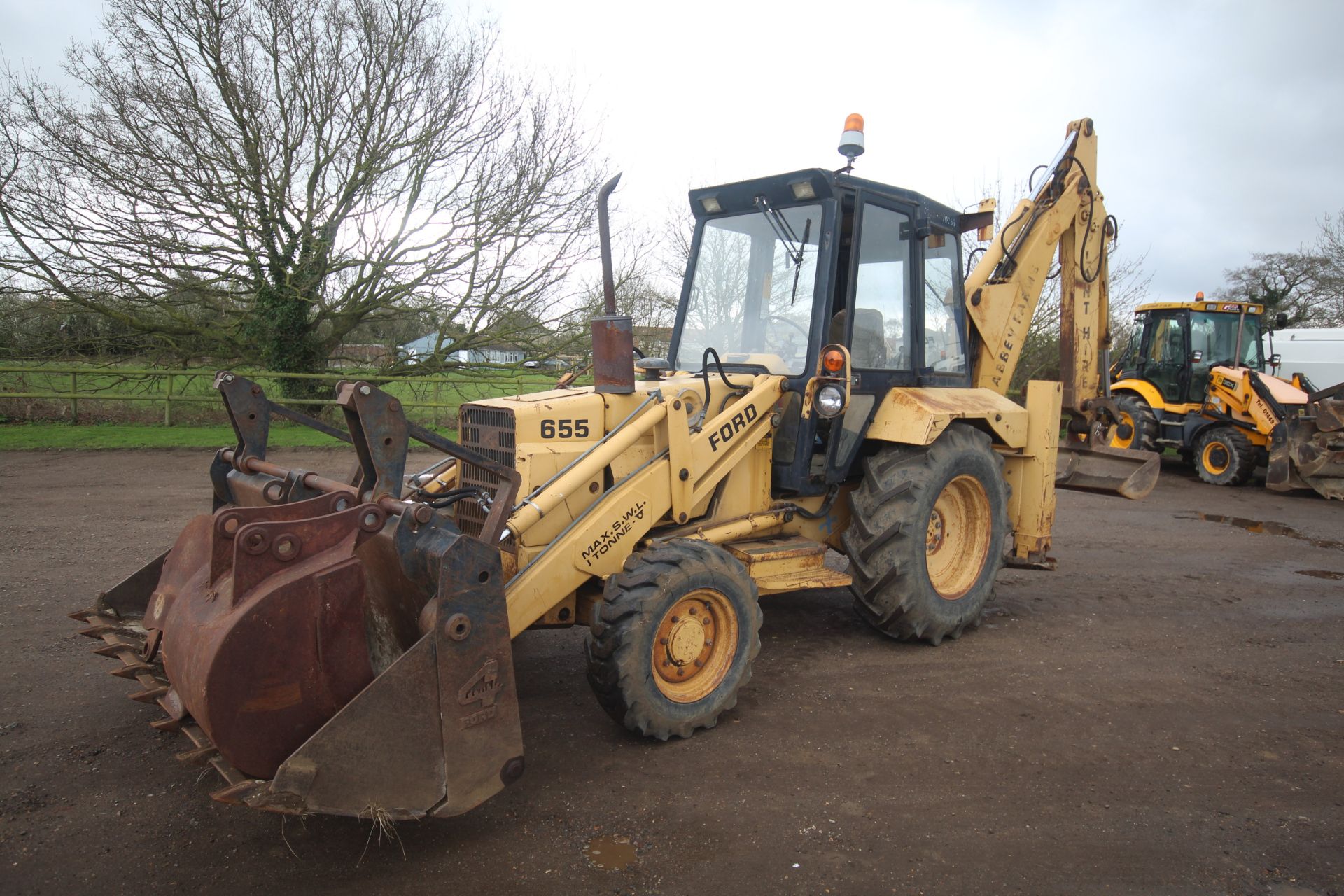 Ford 655 4WD backhoe loader. Registration F829 MVX. Date of first registration 03/10/1988. Showing